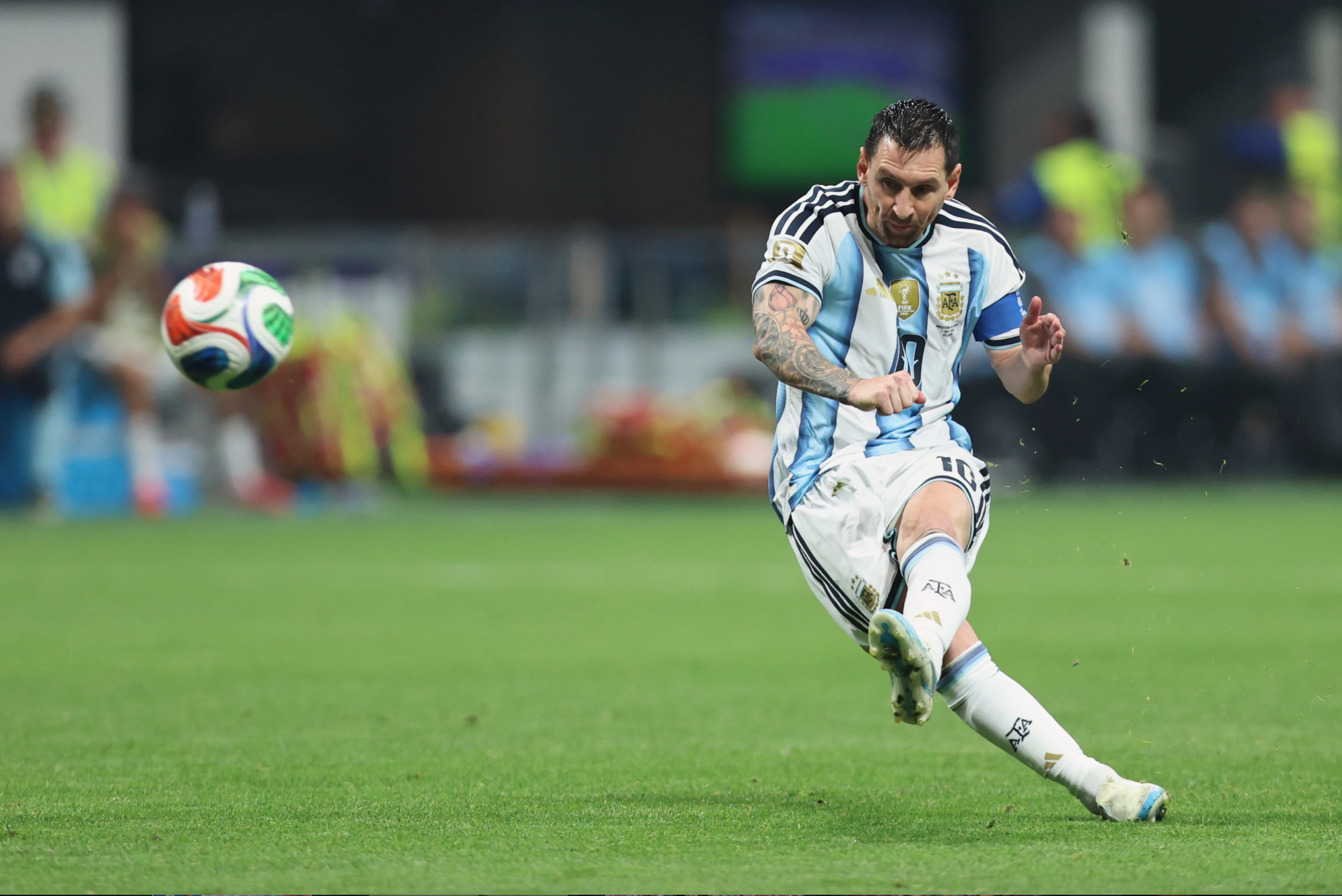 Điểm yếu của Messi là… đá phạt đền - Ảnh 1.