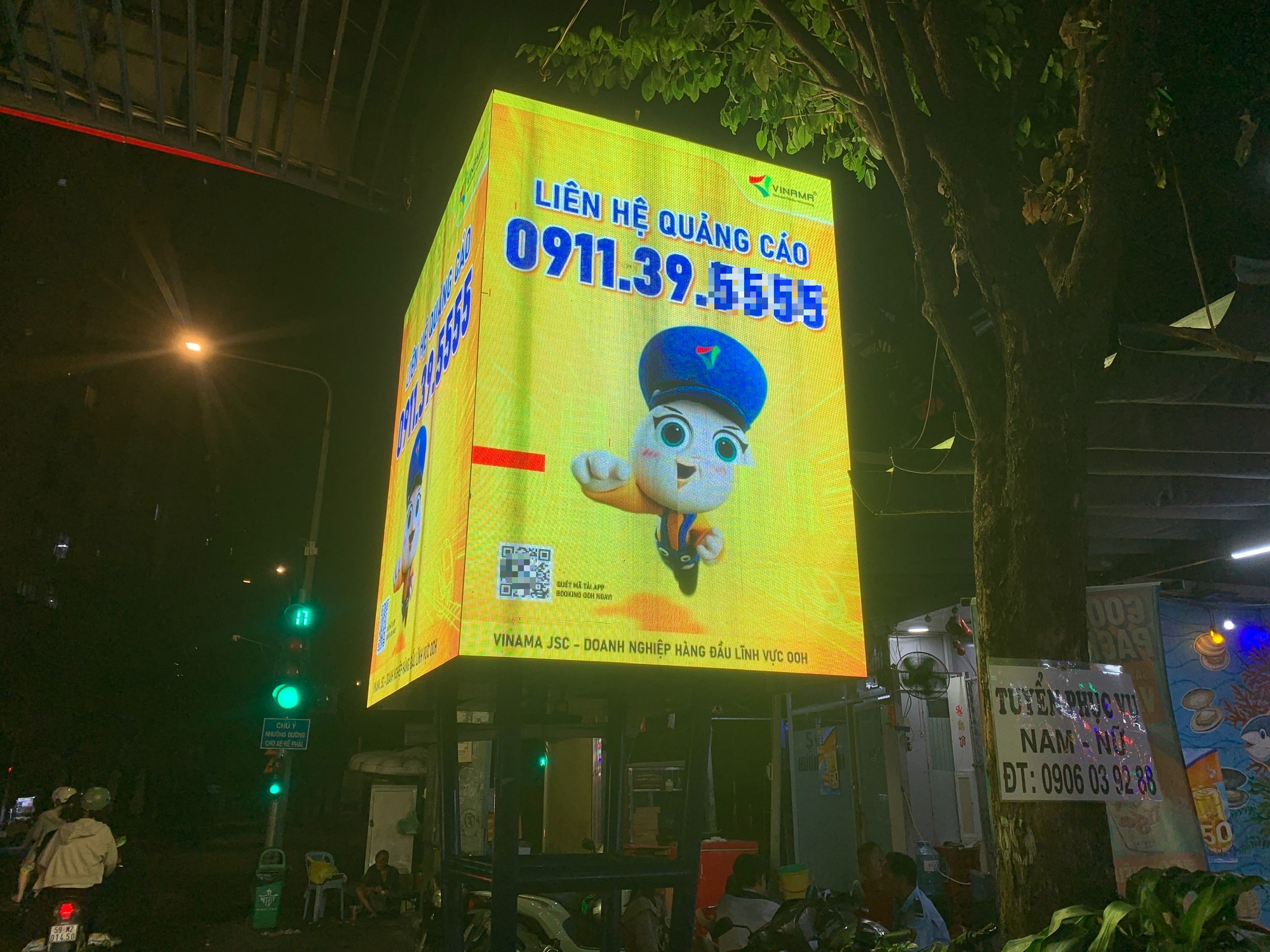 TP.HCM 'siết' dùng điện, đèn quảng cáo phải giảm 50% công suất - Ảnh 1.