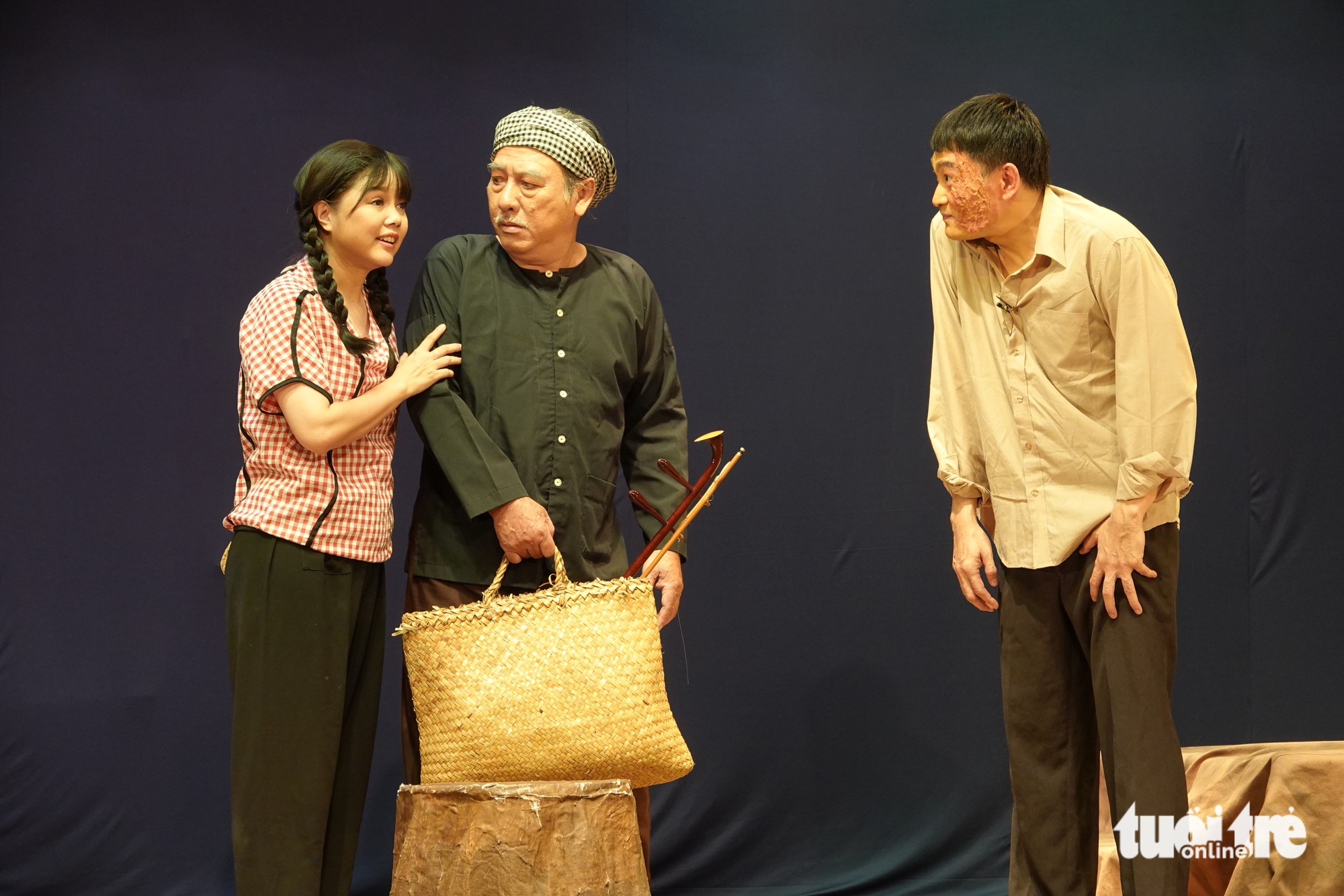 Lệ Thủy hiếm hoi xem kịch, nhớ tuồng Sông dài - Ảnh 2.