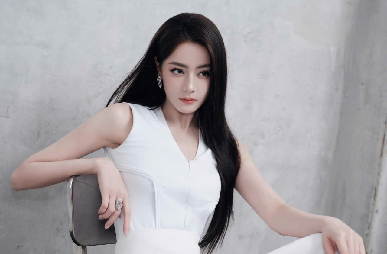 Địch Lệ Nhiệt Ba đóng chính phim mới của 'vua hài' Châu Tinh Trì - Ảnh 1.