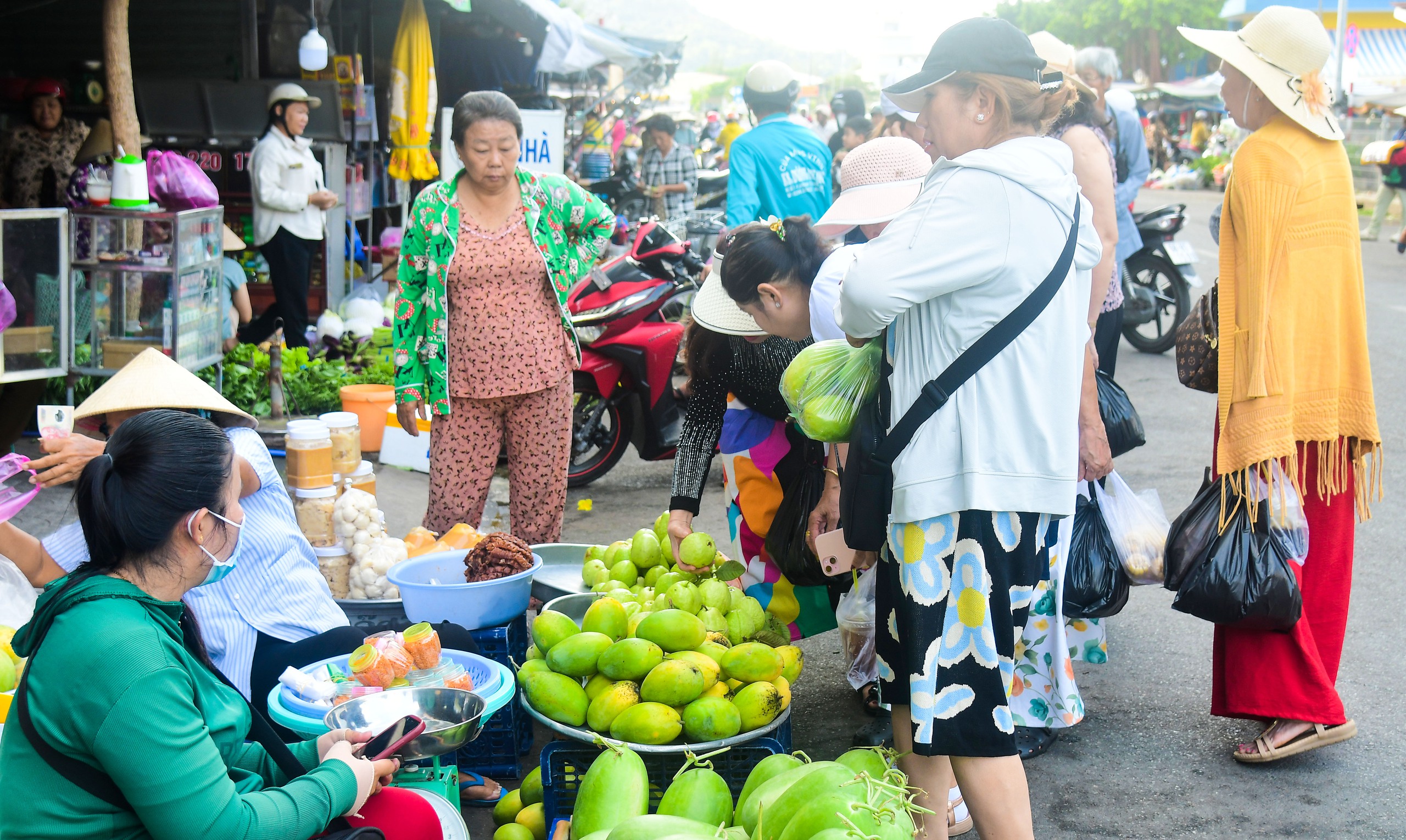Hà Tiên lập lại trật tự đô thị, xử lý lấn chiếm đất đai, vỉa hè, mua bán tràn ra đường ra sao? - Ảnh 1.