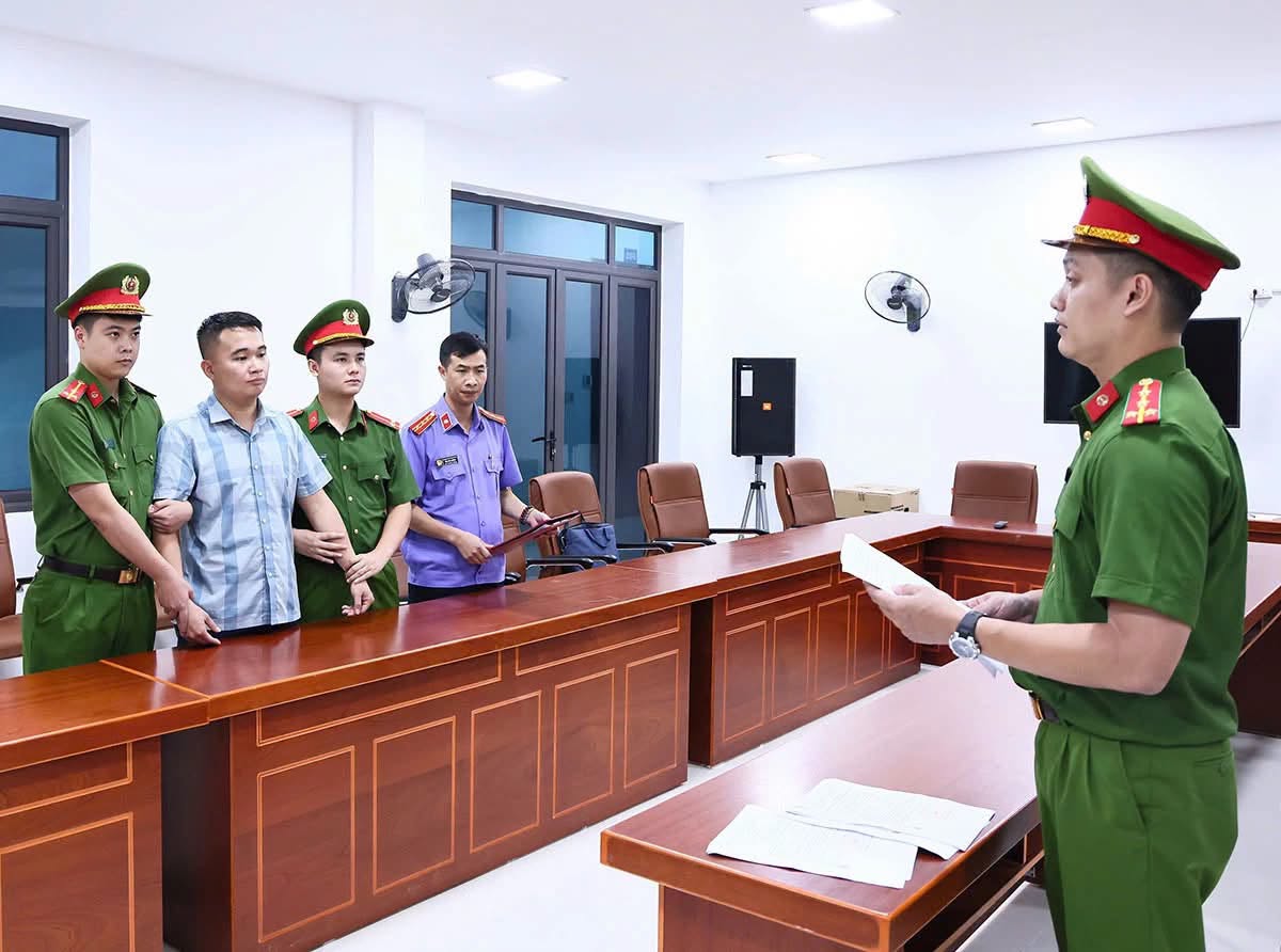 Vụ 140 điểm 10 toán tốt nghiệp: Khởi tố, bắt tạm giam thầy giáo Nguyễn Hà Duy  - Ảnh 1.