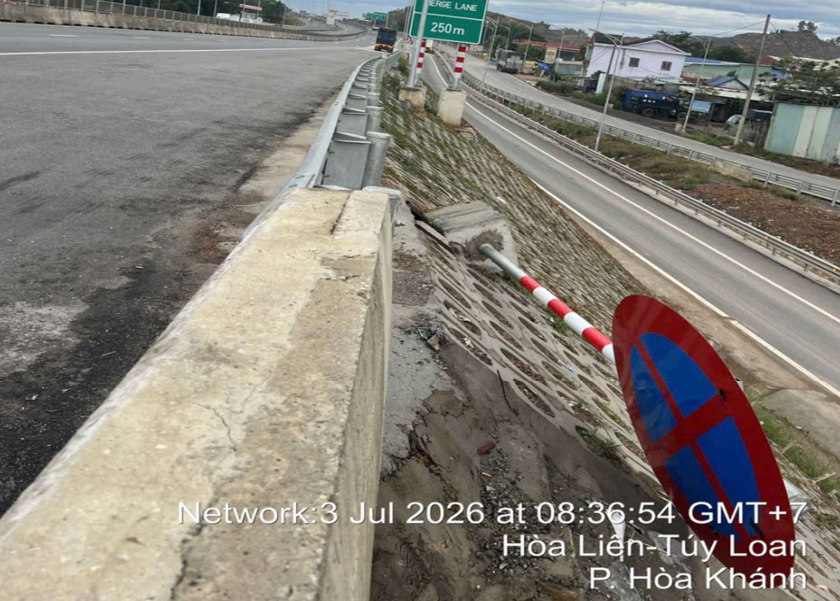 Cao tốc Hoà Liên - Tuý Loan xuất hiện tình trạng hàng rào, biển báo giao thông bị tháo dỡ - Ảnh 3.