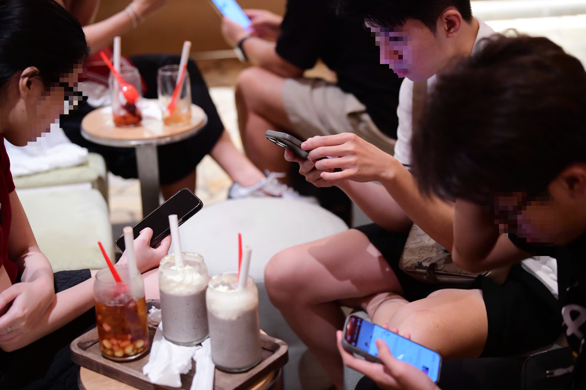 Kiệt sức vì sống online - Ảnh 2.