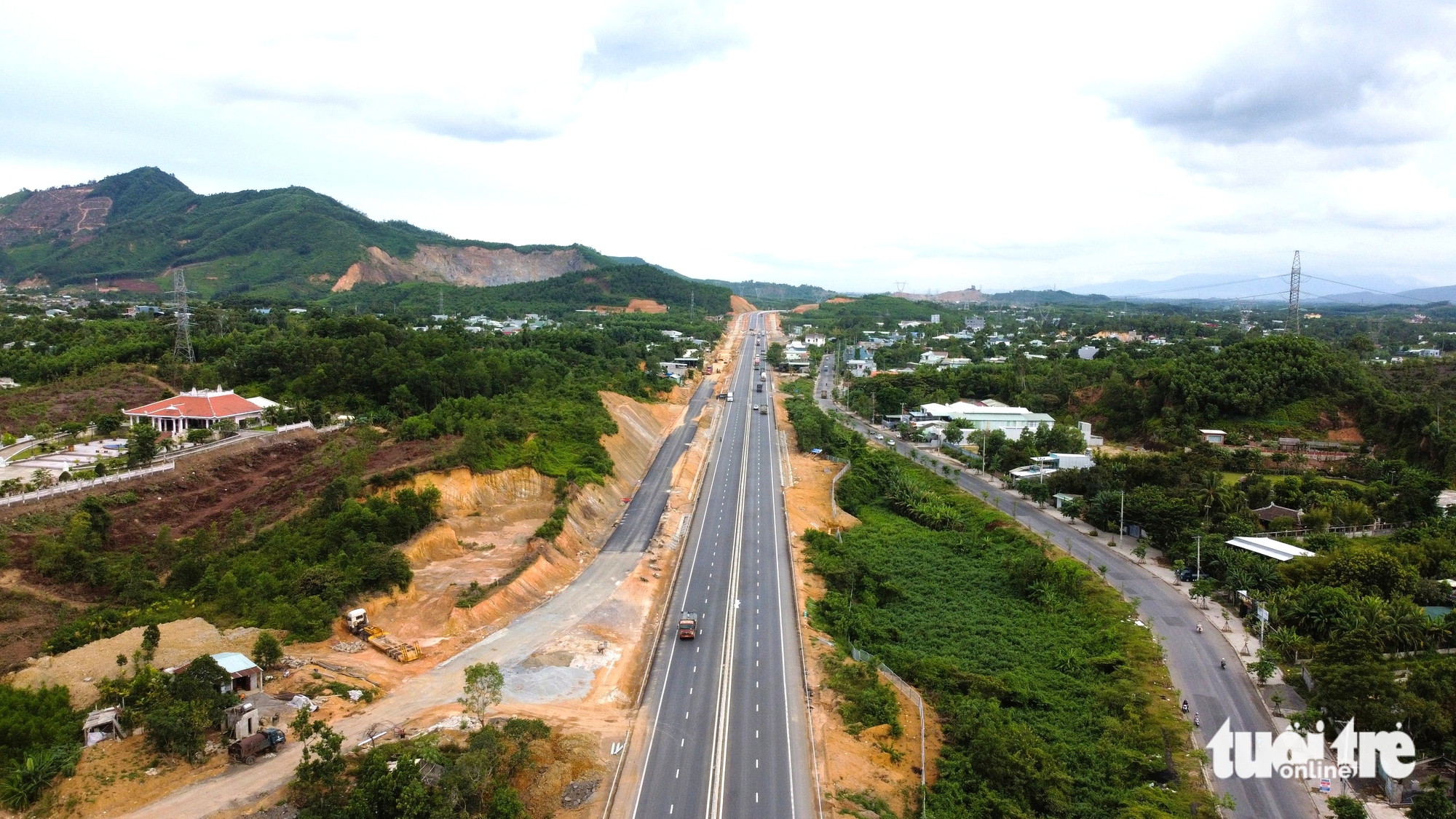 Cao tốc Hoà Liên - Tuý Loan xuất hiện tình trạng hàng rào, biển báo giao thông bị tháo dỡ - Ảnh 1.