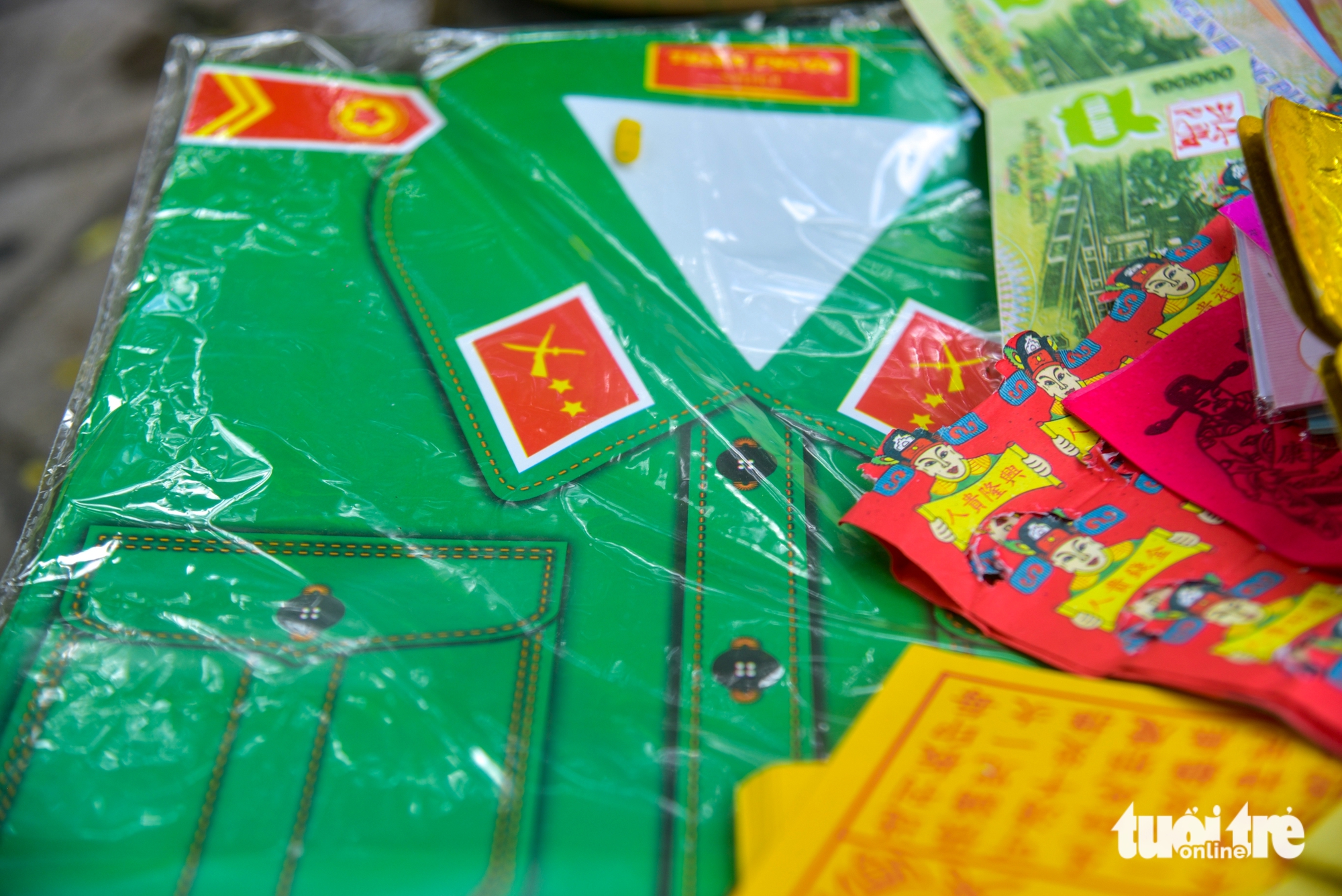 Người dân TP.HCM dâng lễ, thắp hương tri ân các anh hùng liệt sĩ tại Công viên Lê Thị Riêng - Ảnh 7.