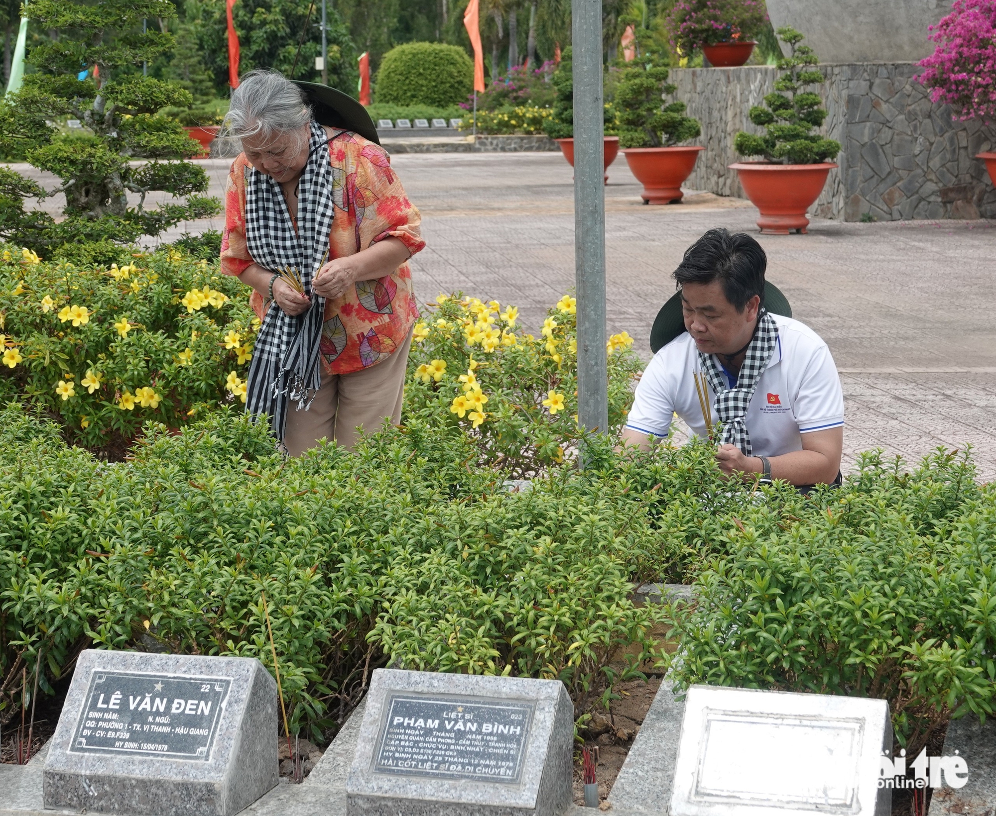 Hơn 80 văn nghệ sĩ TP.HCM tìm về ký ức chiến tranh biên giới Tây Nam - Ảnh 1.