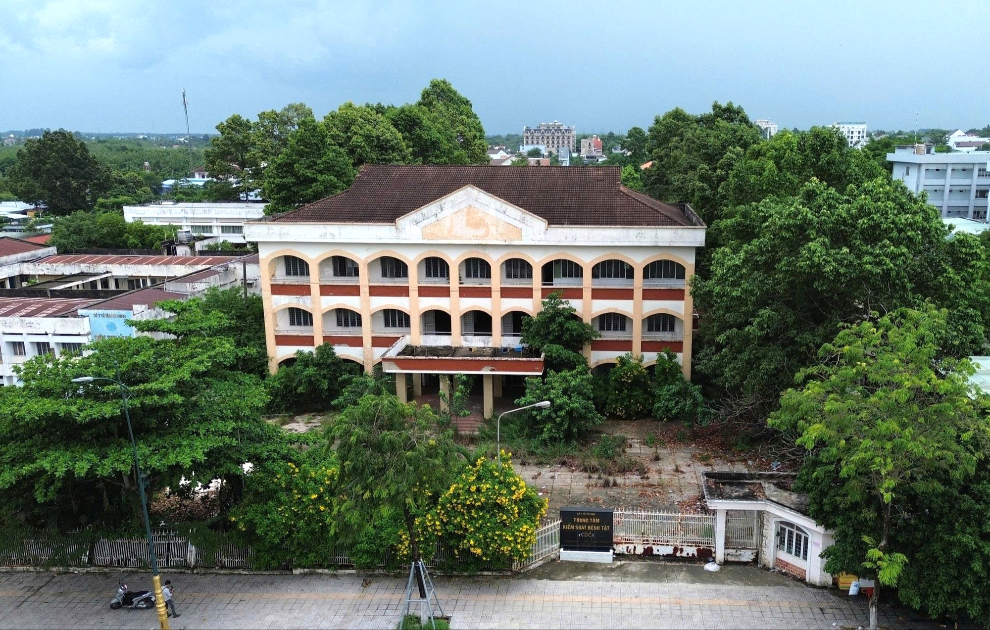 Tây Ninh còn 420 cơ sở nhà đất dôi dư, 155 cơ sở có vị trí lợi thế thương mại - Ảnh 1.