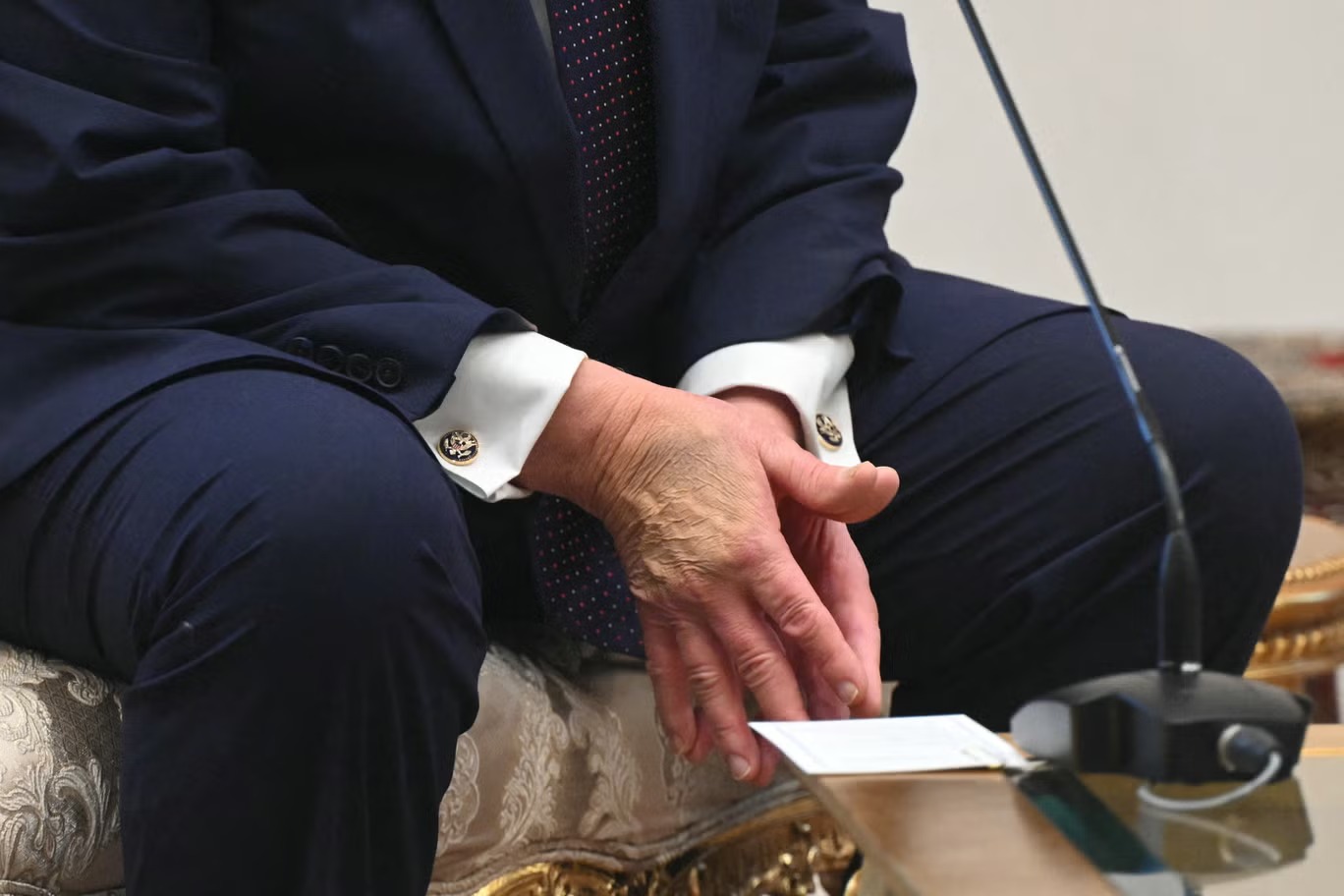 Dấu hiệu sức khỏe ông Trump gây chú ý với bàn tay được trang điểm dày tại NATO 2026 - Ảnh 1.