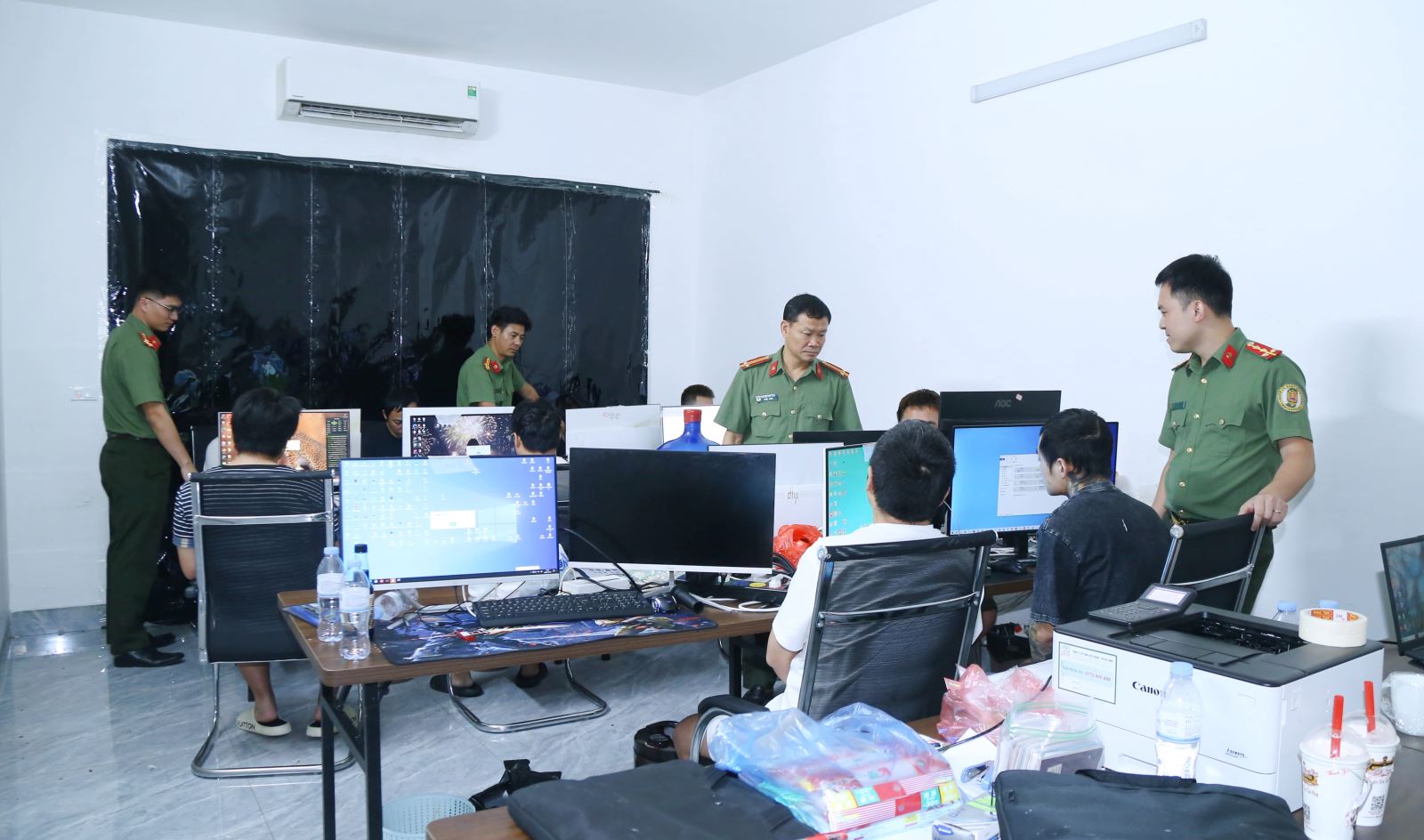 Bắt 11 người Trung Quốc lập sàn thương mại điện tử giả, lừa công dân Pháp qua mạng - Ảnh 2.