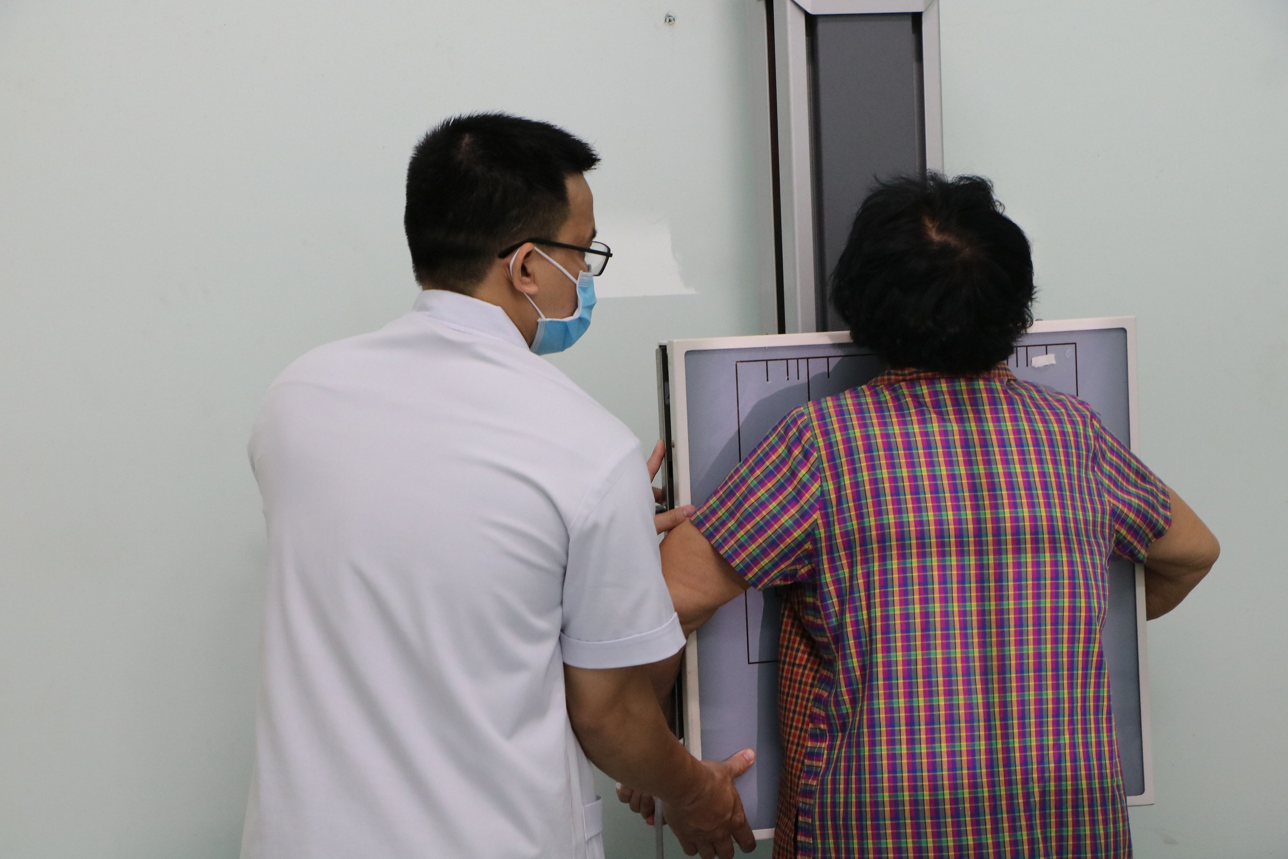 Giám đốc Sở Y tế TP.HCM: Phát huy tinh thần chống COVID-19 để đưa người dân đi khám sức khỏe - Ảnh 2.