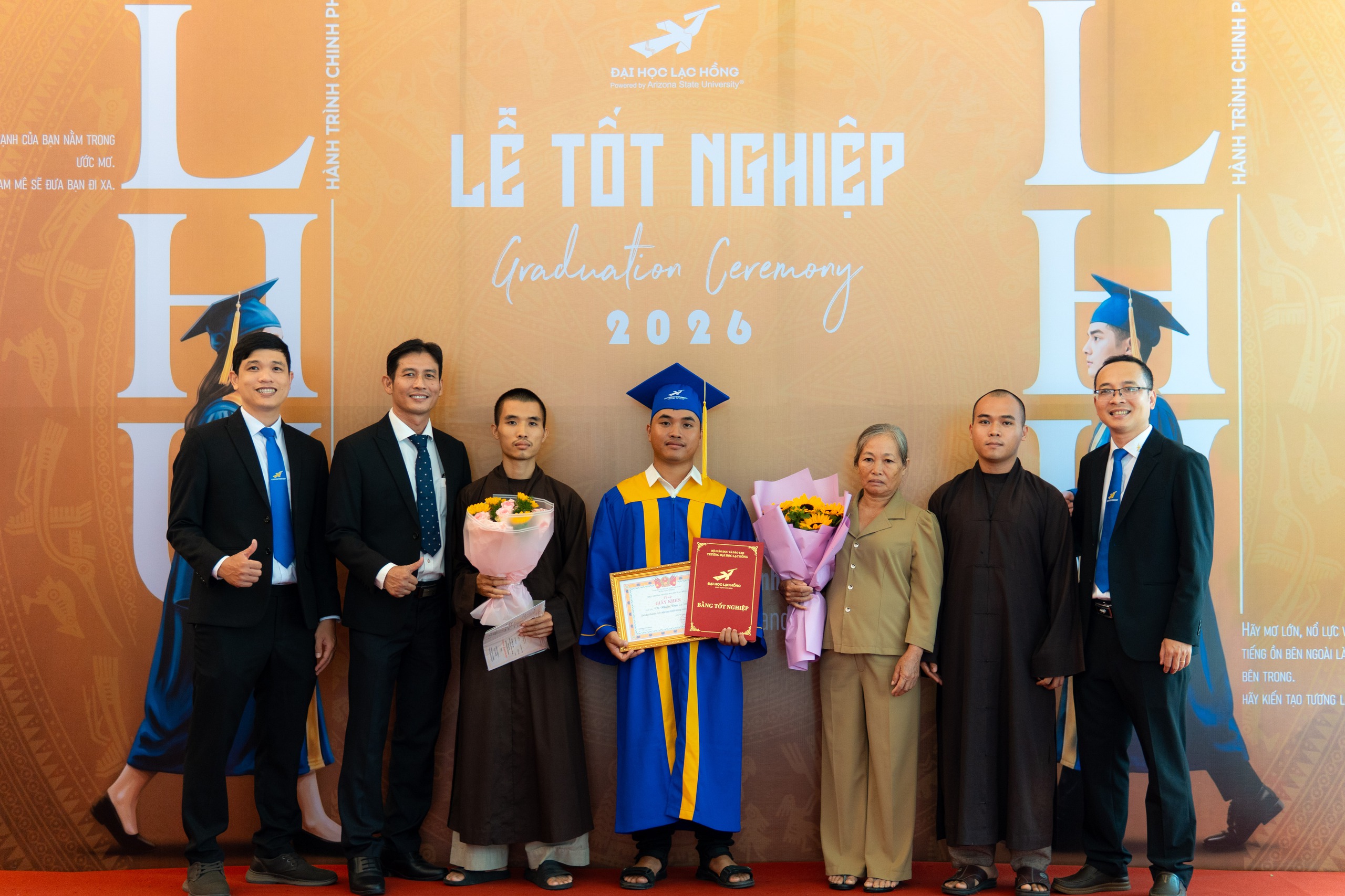Từ cậu bé đi phụ hồ hè lớp 7 đến thủ khoa ngành xây dựng - Ảnh 2.