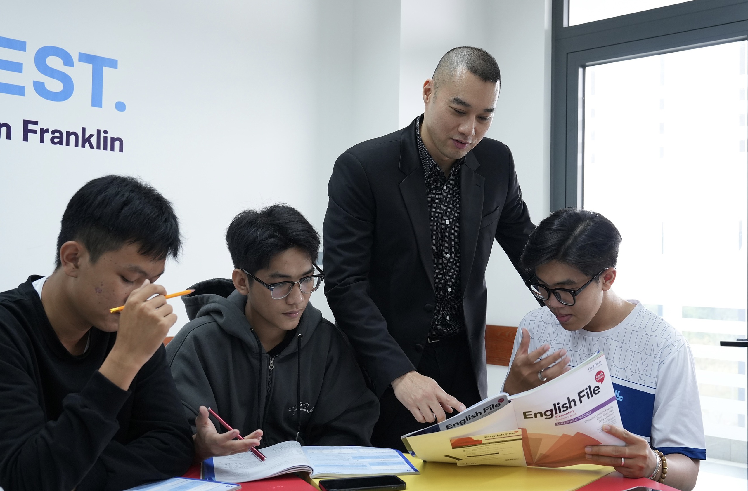 Trường đại học lấy điểm sàn xét tuyển học bạ THPT 15 điểm - Ảnh 1.