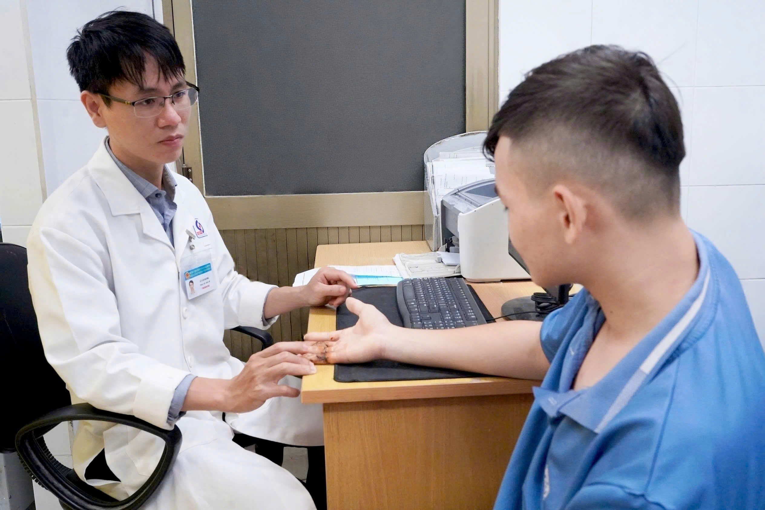 3 ngón tay đứt lìa do máy cưa, nam thanh niên TP.HCM được nối lại sau gần 10 giờ - Ảnh 1.