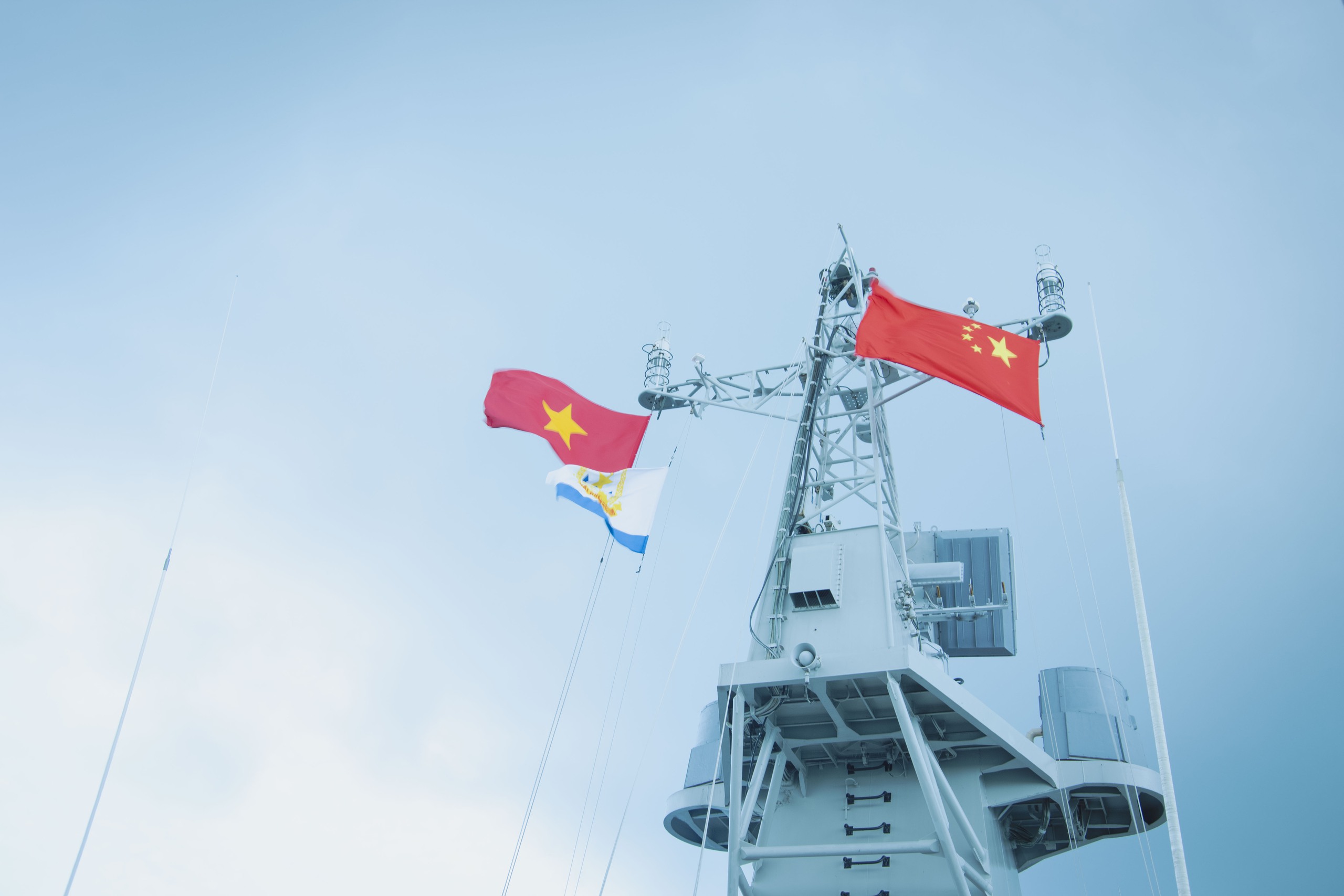 Luyện tập chung giữa tàu Hải quân Việt Nam với Biên đội tàu Hải quân Quân Giải phóng nhân dân Trung Quốc - Ảnh 1.