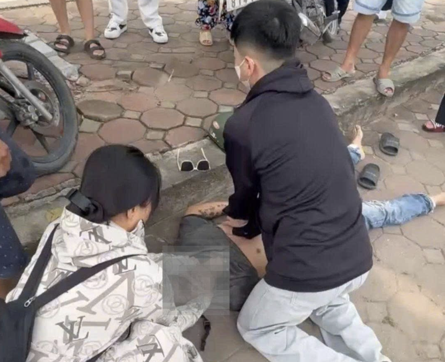 Nam sinh viên y khoa kịp thời ép tim, cấp cứu người bị nạn ngay trên đường - Ảnh 1.