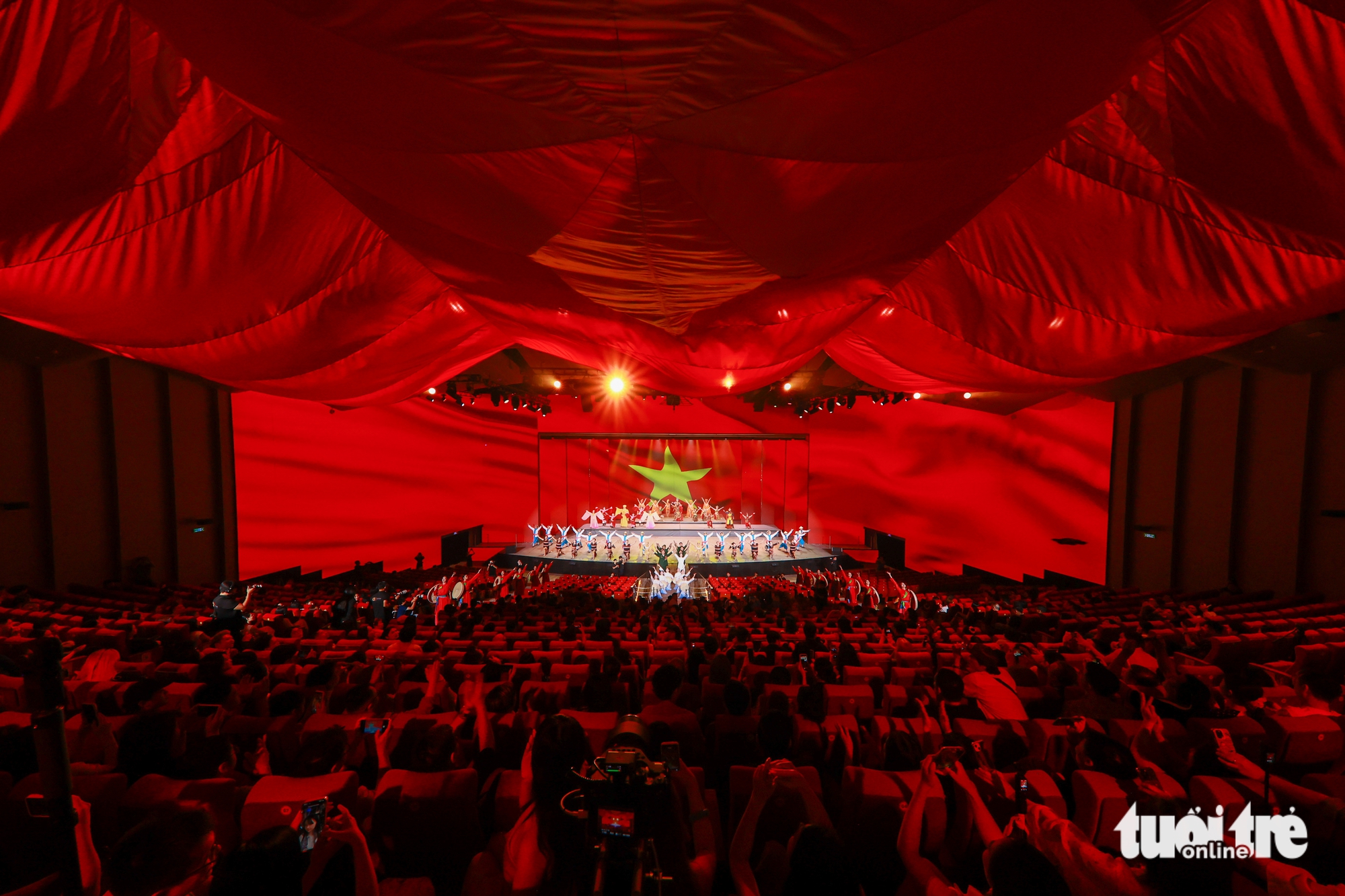 Đất nước thiên hùng ca và sức mạnh của những mega show - Ảnh 2.