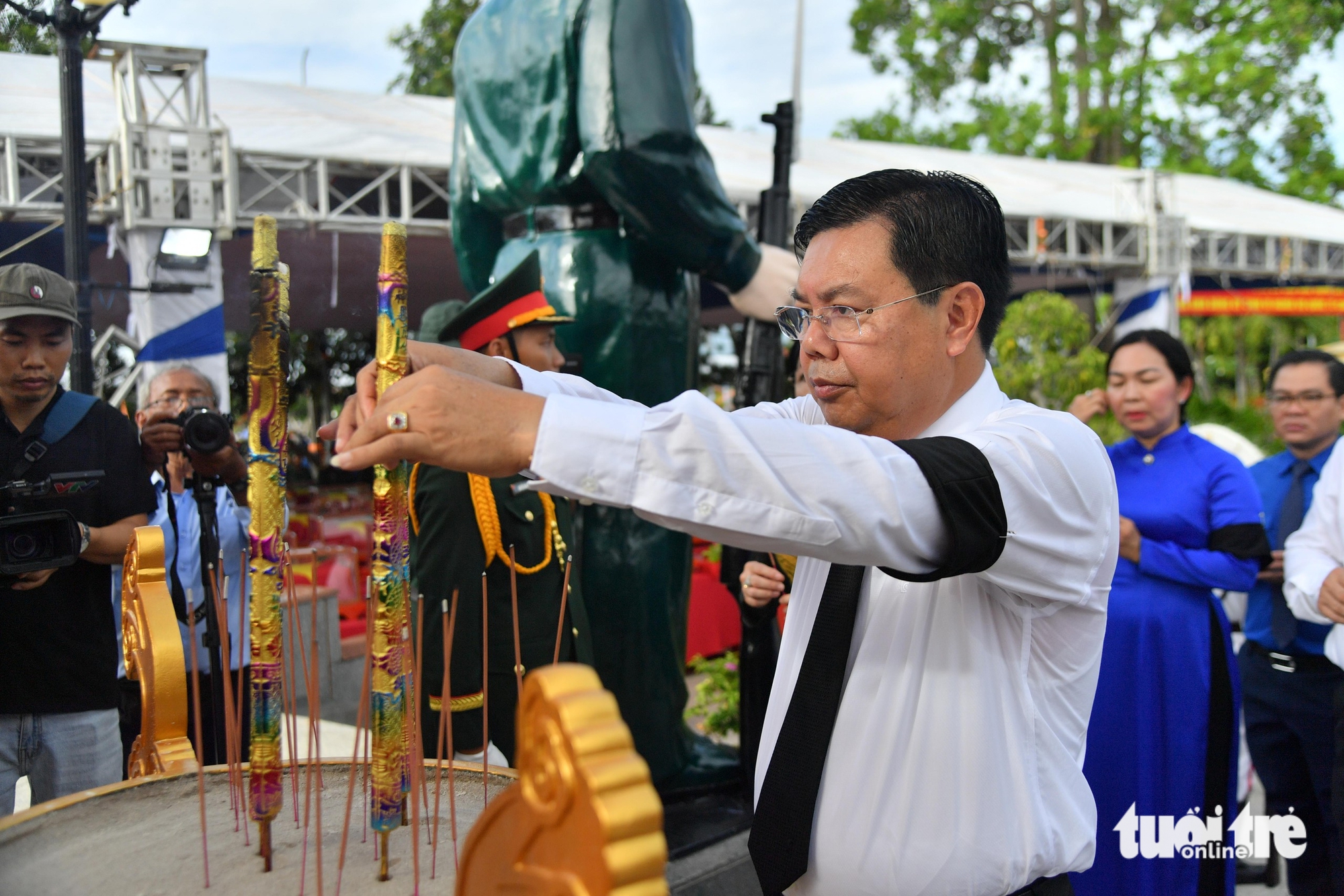 An Giang tổ chức lễ viếng và an táng hài cốt liệt sĩ hy sinh tại Campuchia - Ảnh 2.