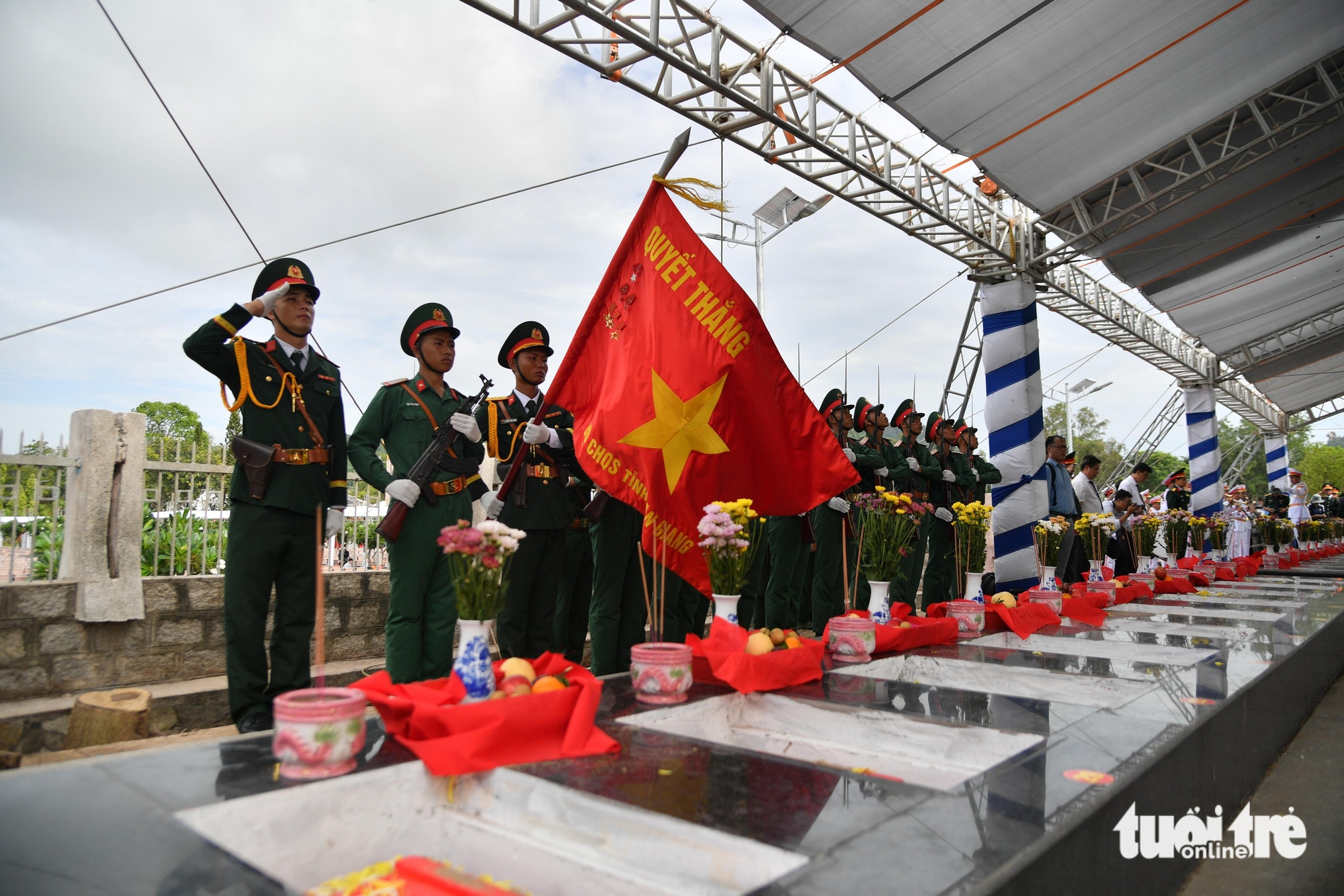 An Giang tổ chức lễ viếng và an táng hài cốt liệt sĩ hy sinh tại Campuchia - Ảnh 4.