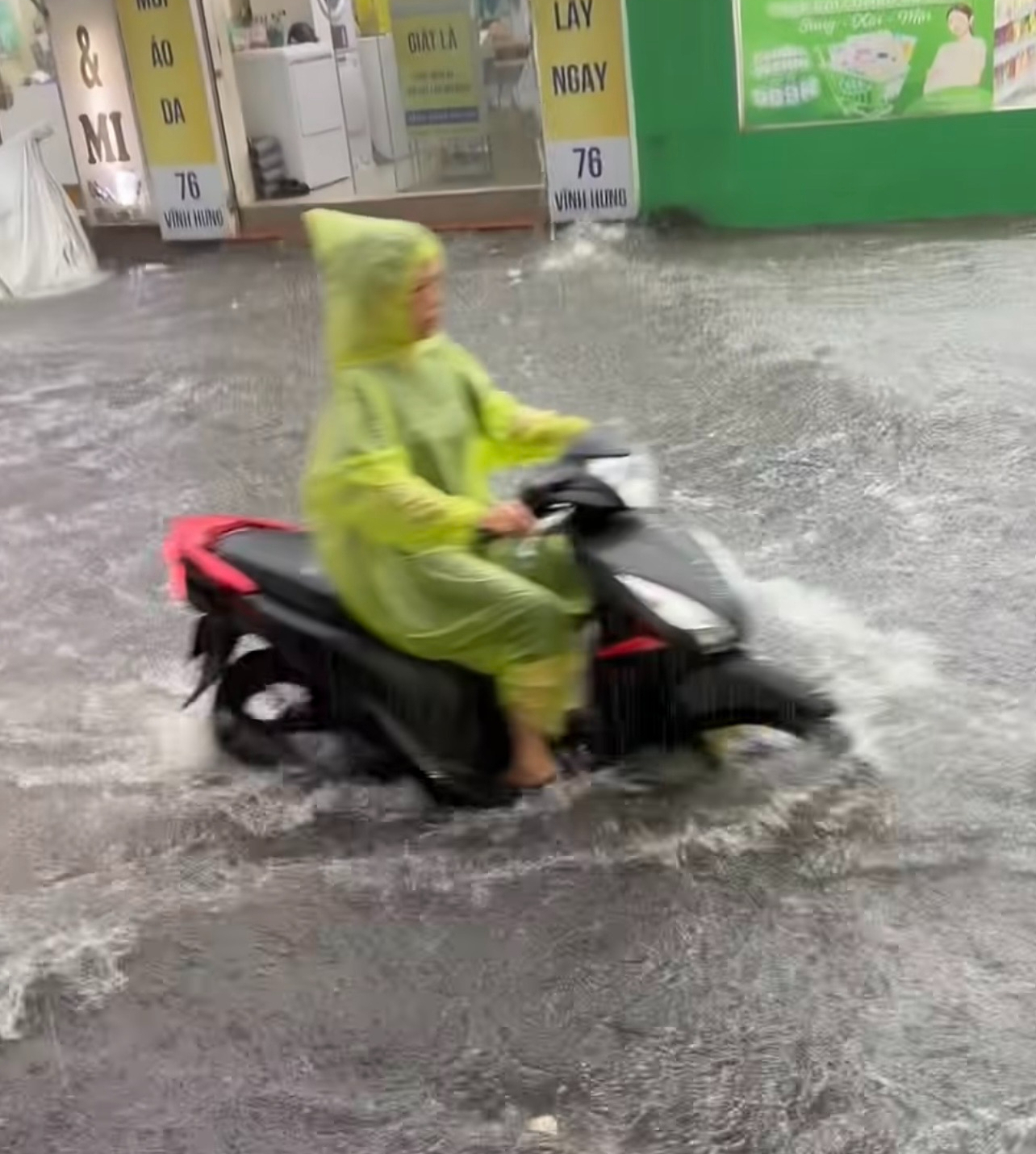 Mưa 30 phút, một số tuyến phố Hà Nội đã ngập úng dù vừa đầu tư loạt công trình chống ngập khẩn cấp - Ảnh 5.