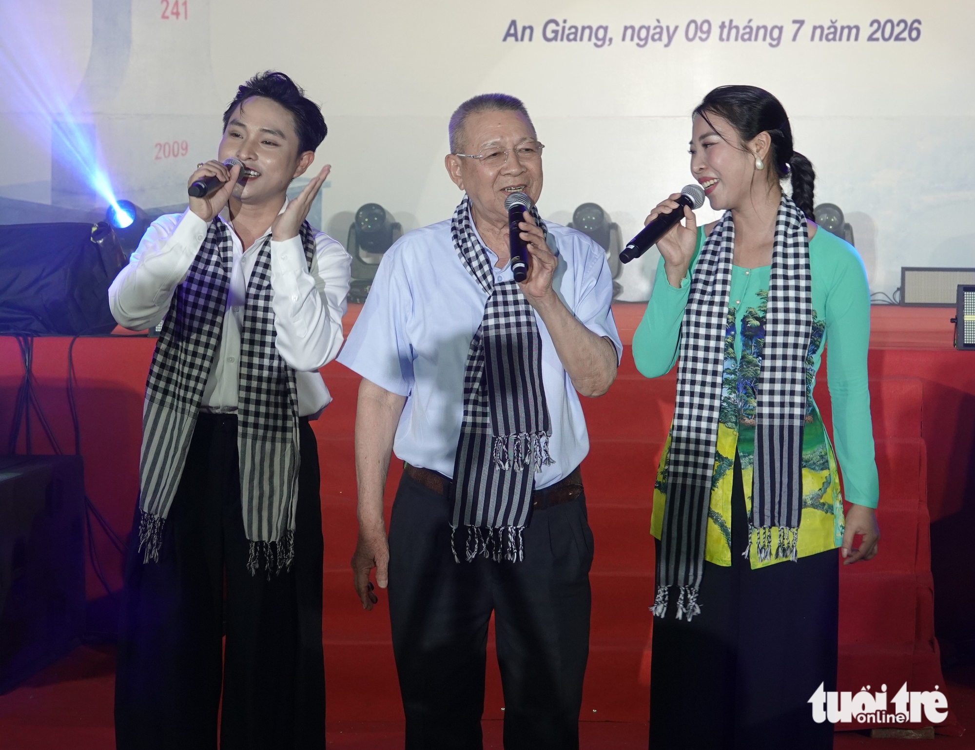 Văn nghệ sĩ TP.HCM trao 166 phần quà cho bà con xã Ba Chúc, An Giang - Ảnh 4.