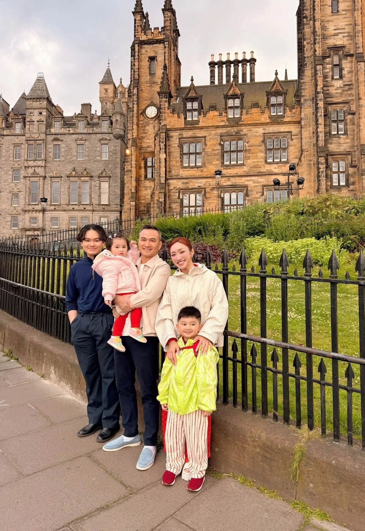 Con trai Chi Bảo làm thạc sĩ luật ở London, kiêm đầu bếp gia đình - Ảnh 3.