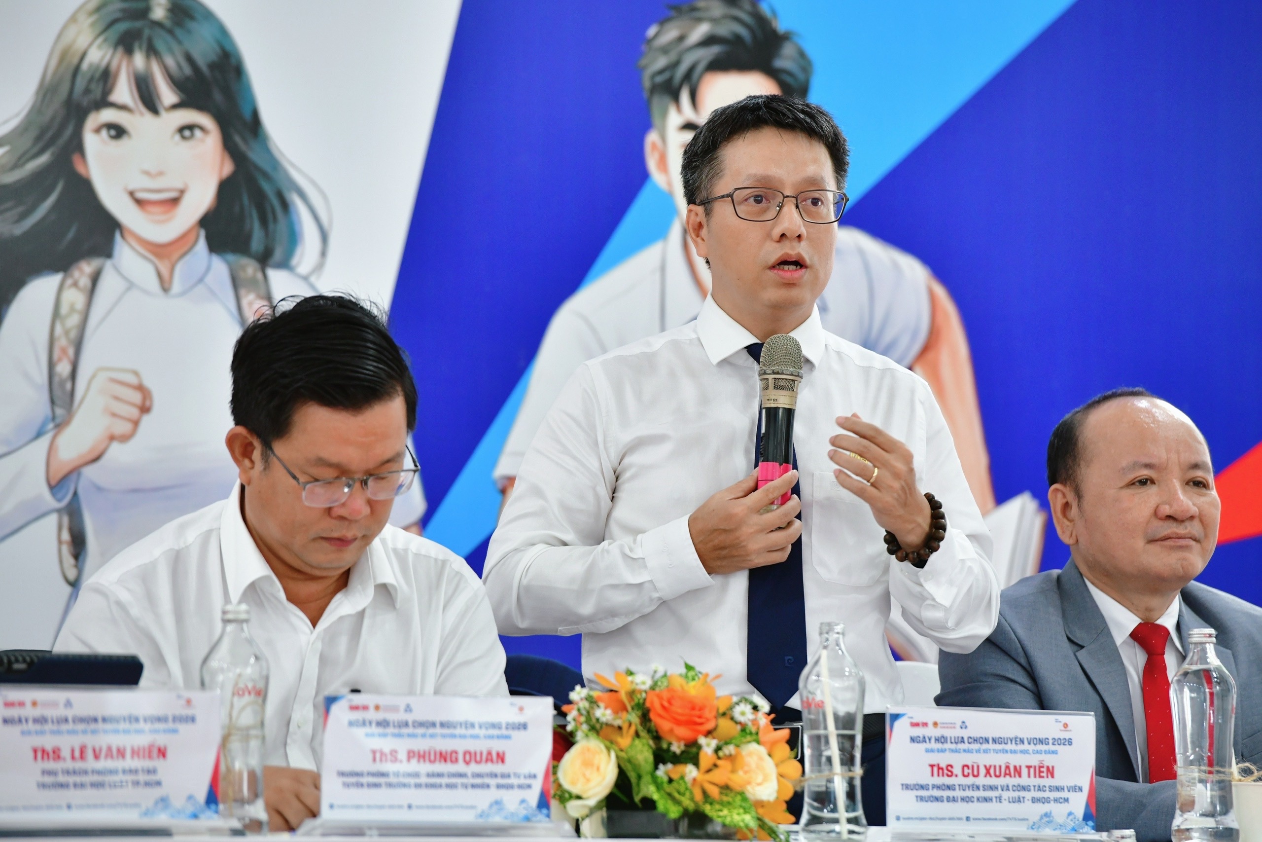 Trường đại học Kinh tế - Luật công bố điểm sàn xét tuyển tổng hợp 60/100 - Ảnh 1.