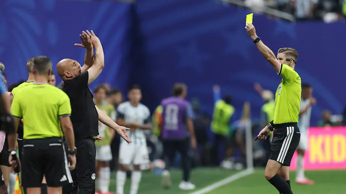 Vì sao HLV Ai Cập ra hiệu chữ X với Messi? - Ảnh 1.