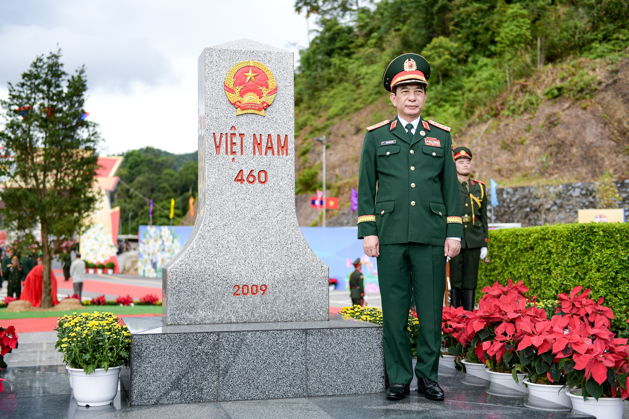 Đại tướng Phan Văn Giang sang Lào, bắt đầu dự Giao lưu hữu nghị quốc phòng biên giới - Ảnh 1.