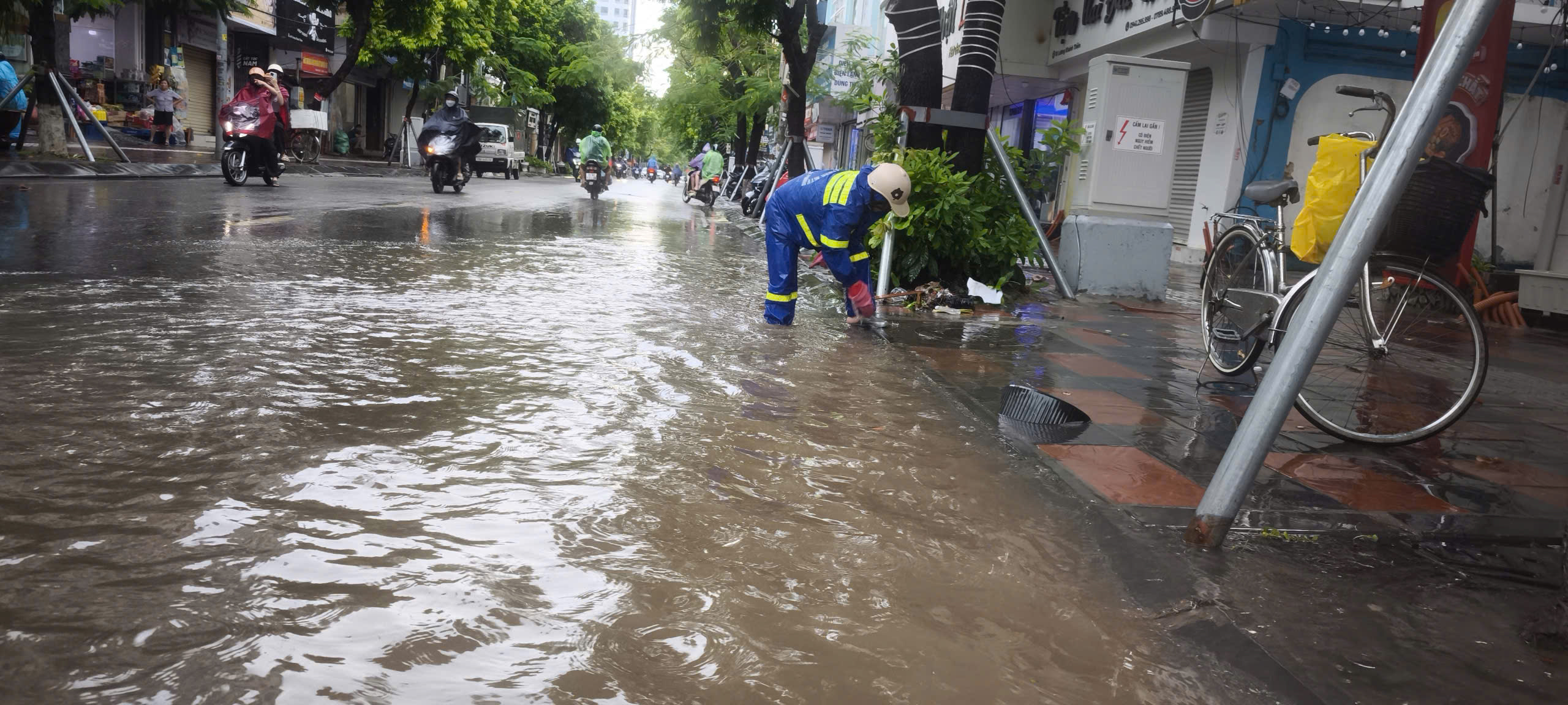 Ngập lụt Hải Phòng: Nhiều tuyến đường biến thành sông sau cơn mưa lớn 130mm - Ảnh 7.