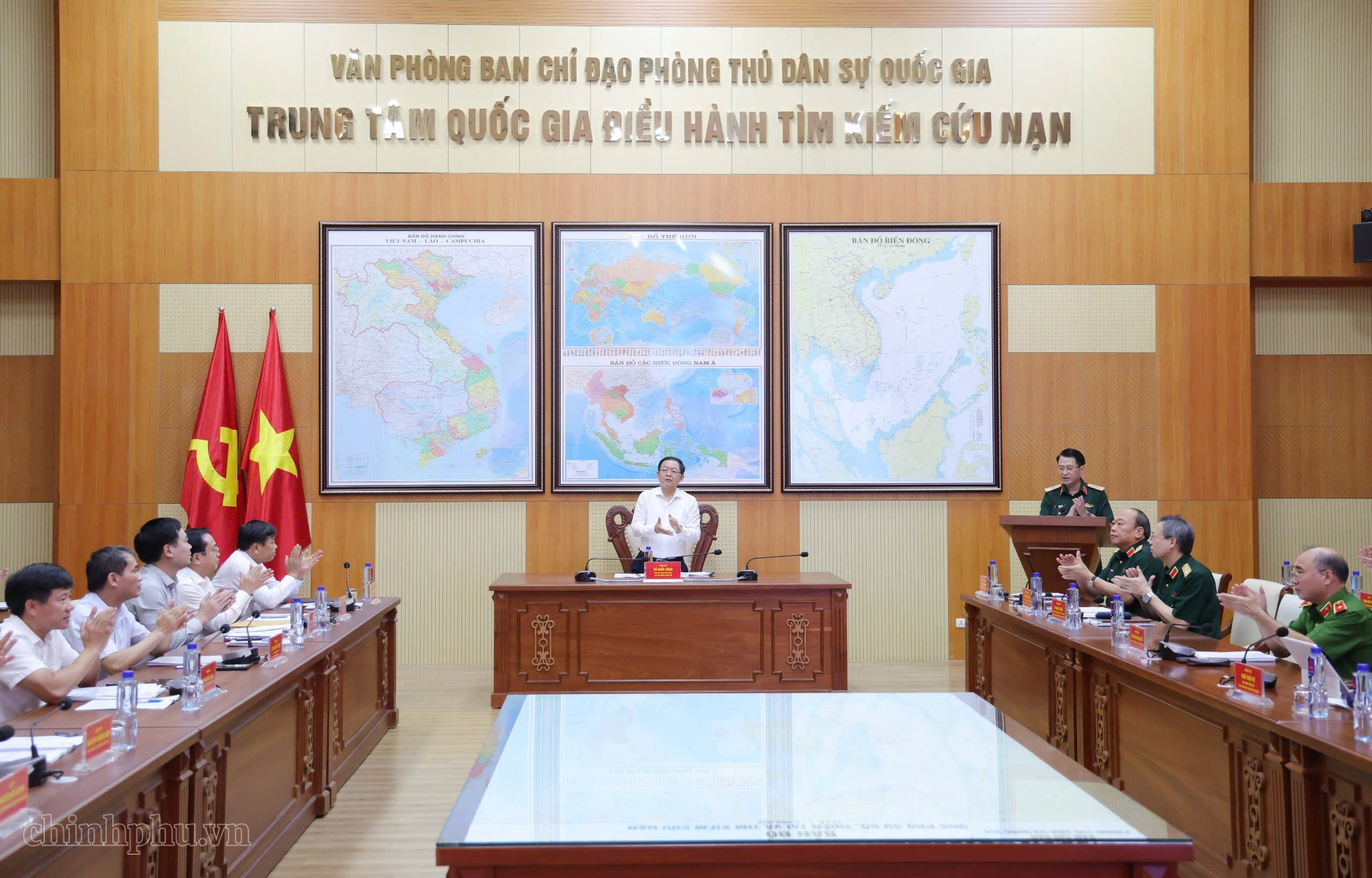 Phó thủ tướng: Không để xảy ra tình trạng mưa lũ mà người dân phải lên nóc nhà kêu cứu - Ảnh 1.