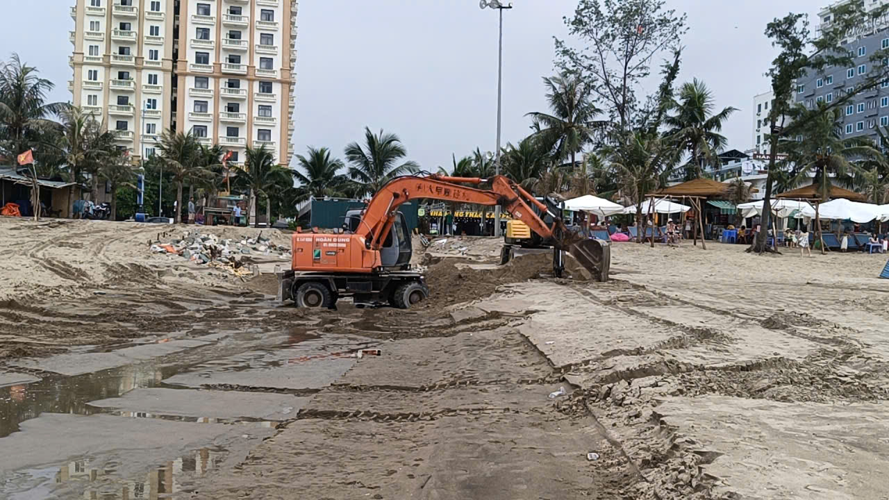 Sau mưa lớn, nước thải chảy ào ào ra bãi biển Sầm Sơn - Ảnh 2.