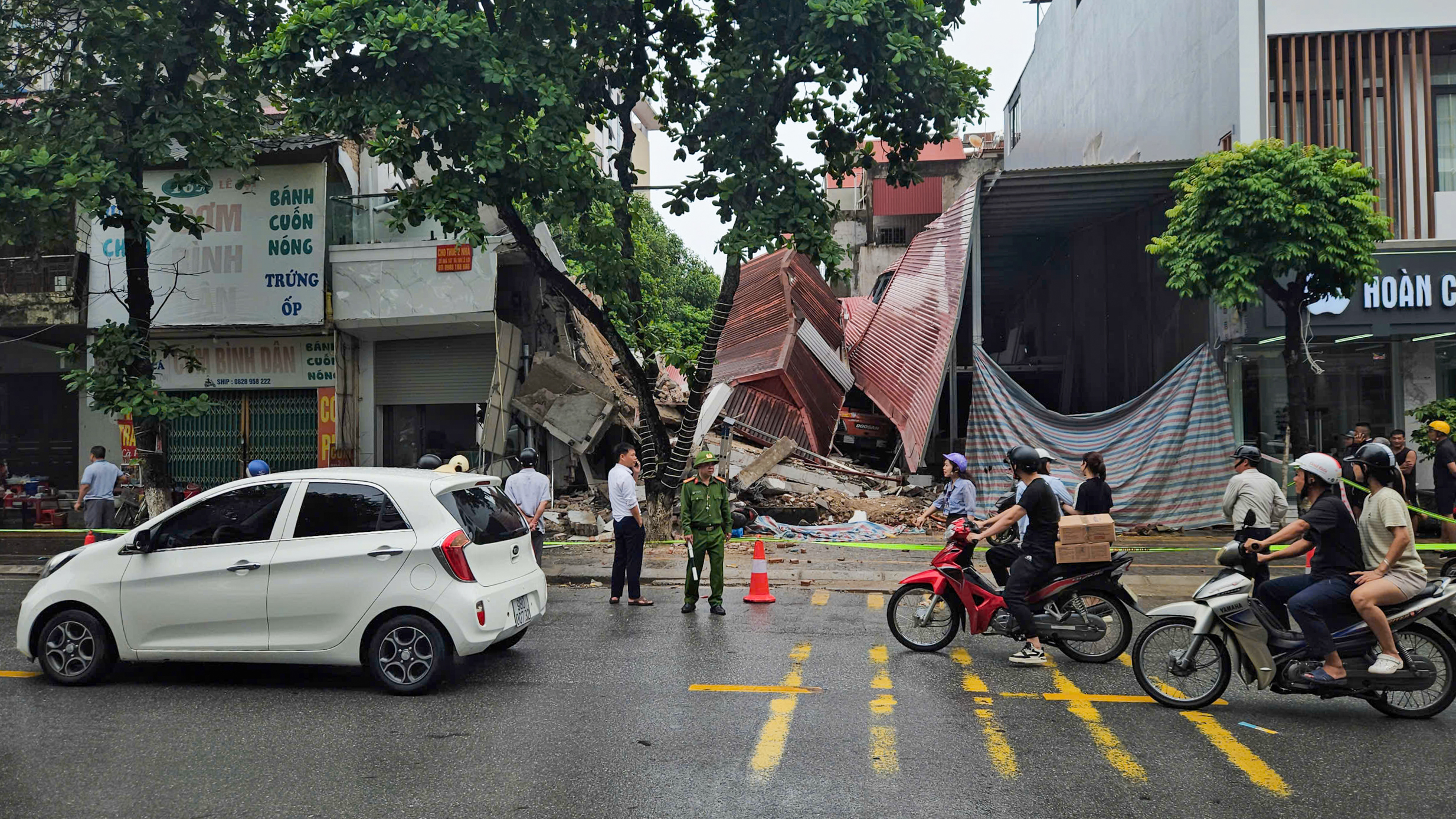 Sập nhà khi thi công: 3 căn liền kề ở mặt đường hư hỏng nặng - Ảnh 2.