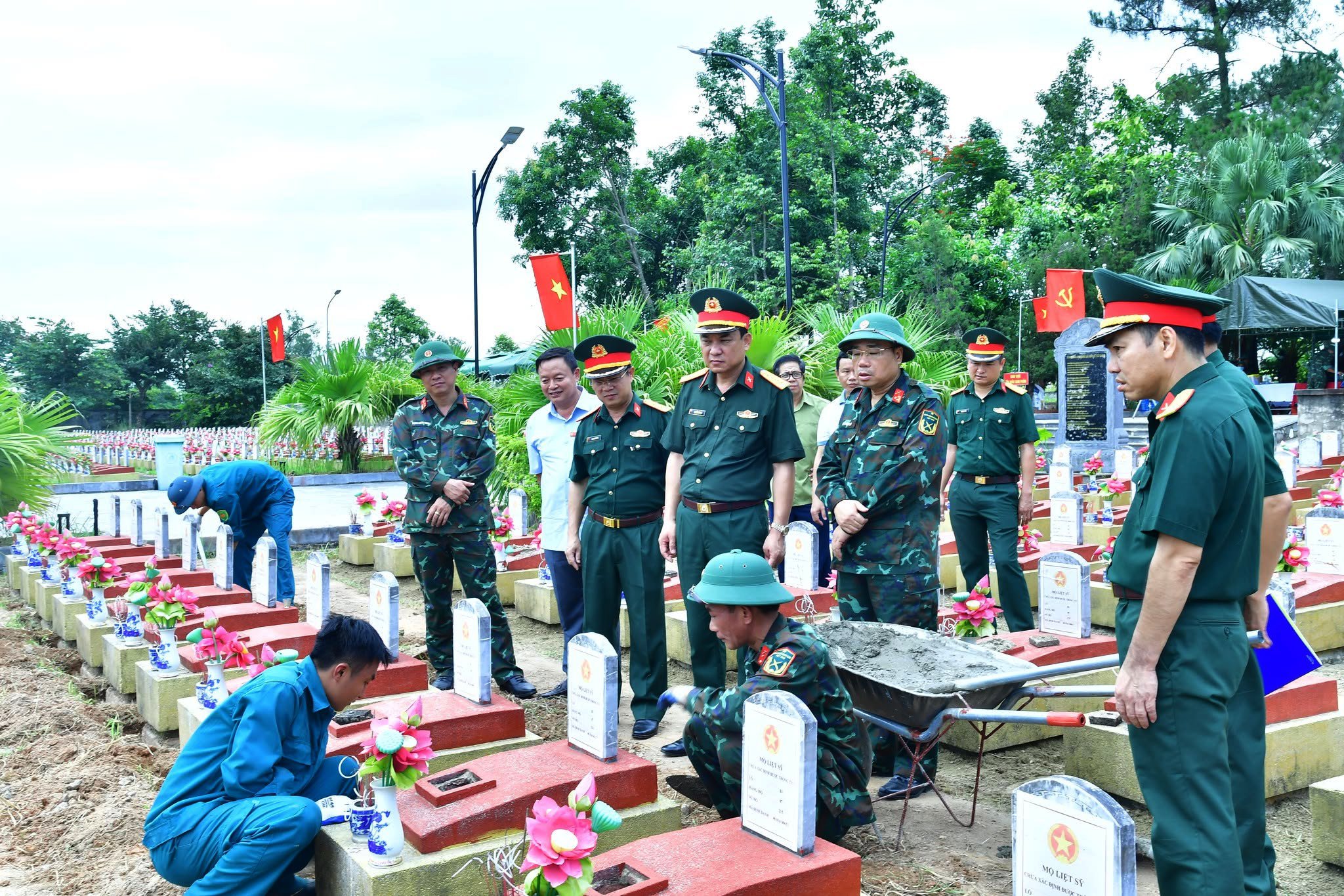 Mảnh nhôm khắc 'Đinh Xuân Tình' trong mộ liệt sĩ - Ảnh 2.