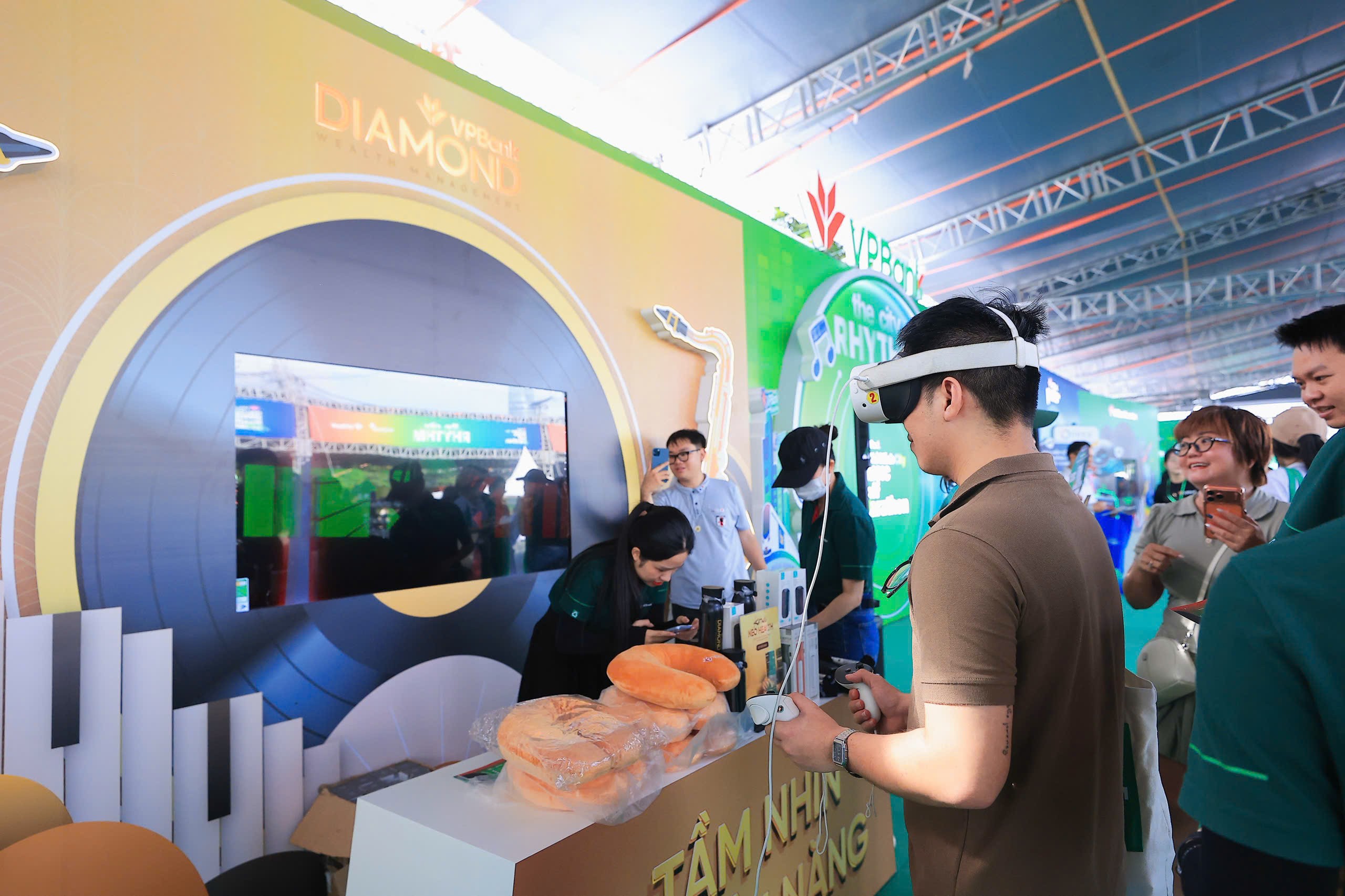 Có gì hot trong Hộp âm nhạc khổng lồ của VPBank trước giờ G? - Ảnh 3.
