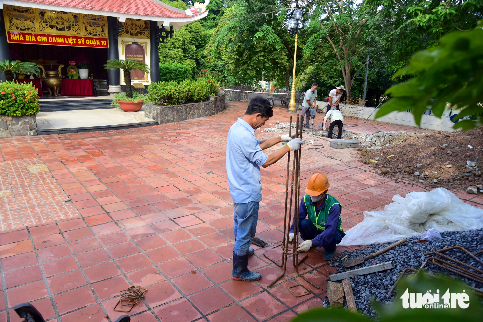 Đào đất móng trụ, chuẩn bị di dời bia tưởng niệm anh hùng liệt sĩ ở công viên Lê Thị Riêng - Ảnh 2.