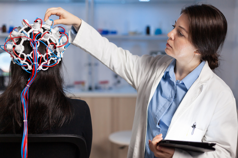 AI đọc sóng não khi ngủ, phát hiện nguy cơ sa sút trí tuệ trước nhiều năm - Ảnh 2.