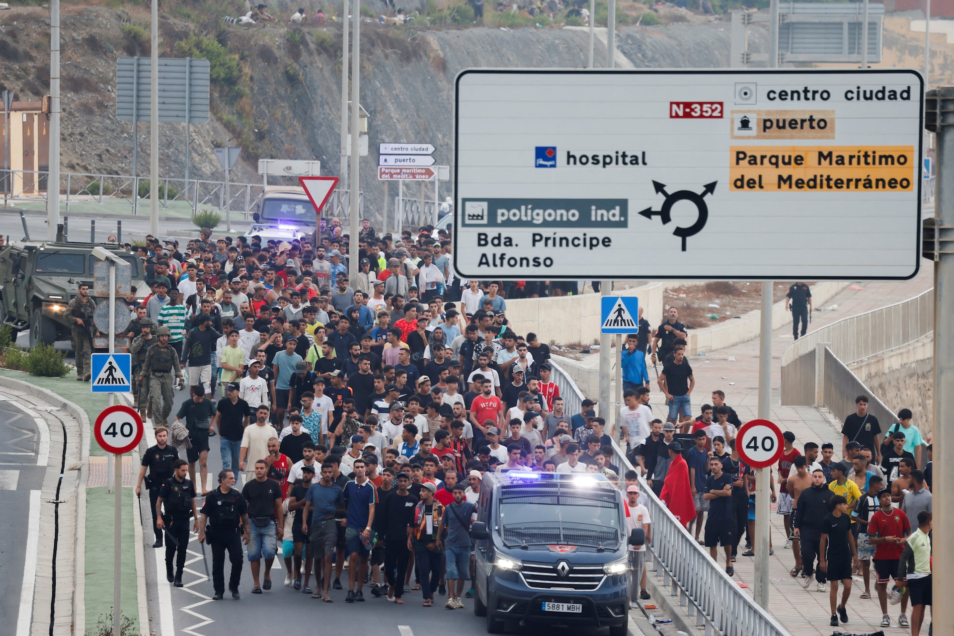 Vì sao Ceuta luôn là điểm nóng di cư nhiều thập niên qua? - Ảnh 1.