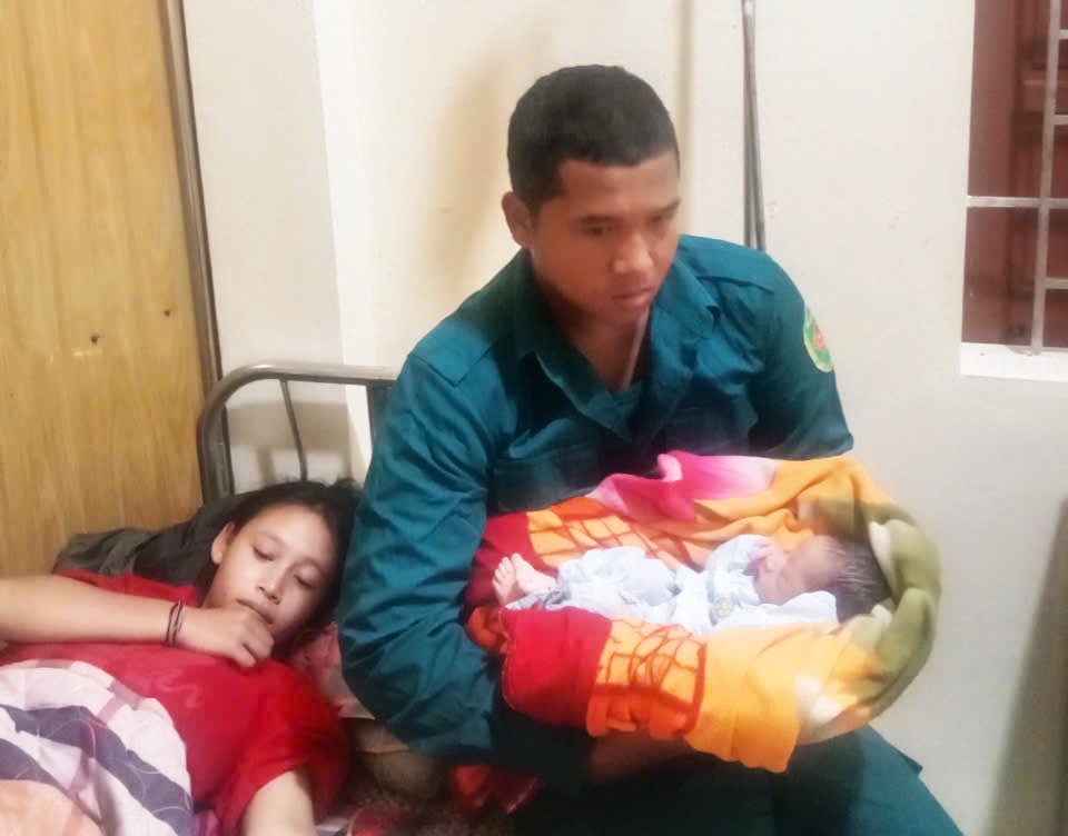 Sản phụ 'vượt cạn' giữa đường rừng, sinh bé trai 3,8kg - Ảnh 2.
