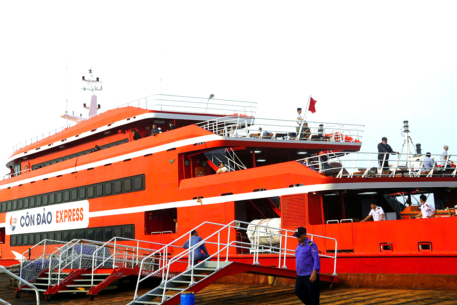 Gặp sự cố bất ngờ, tàu cao tốc Vũng Tàu - Côn Đảo phải quay đầu - Ảnh 2.
