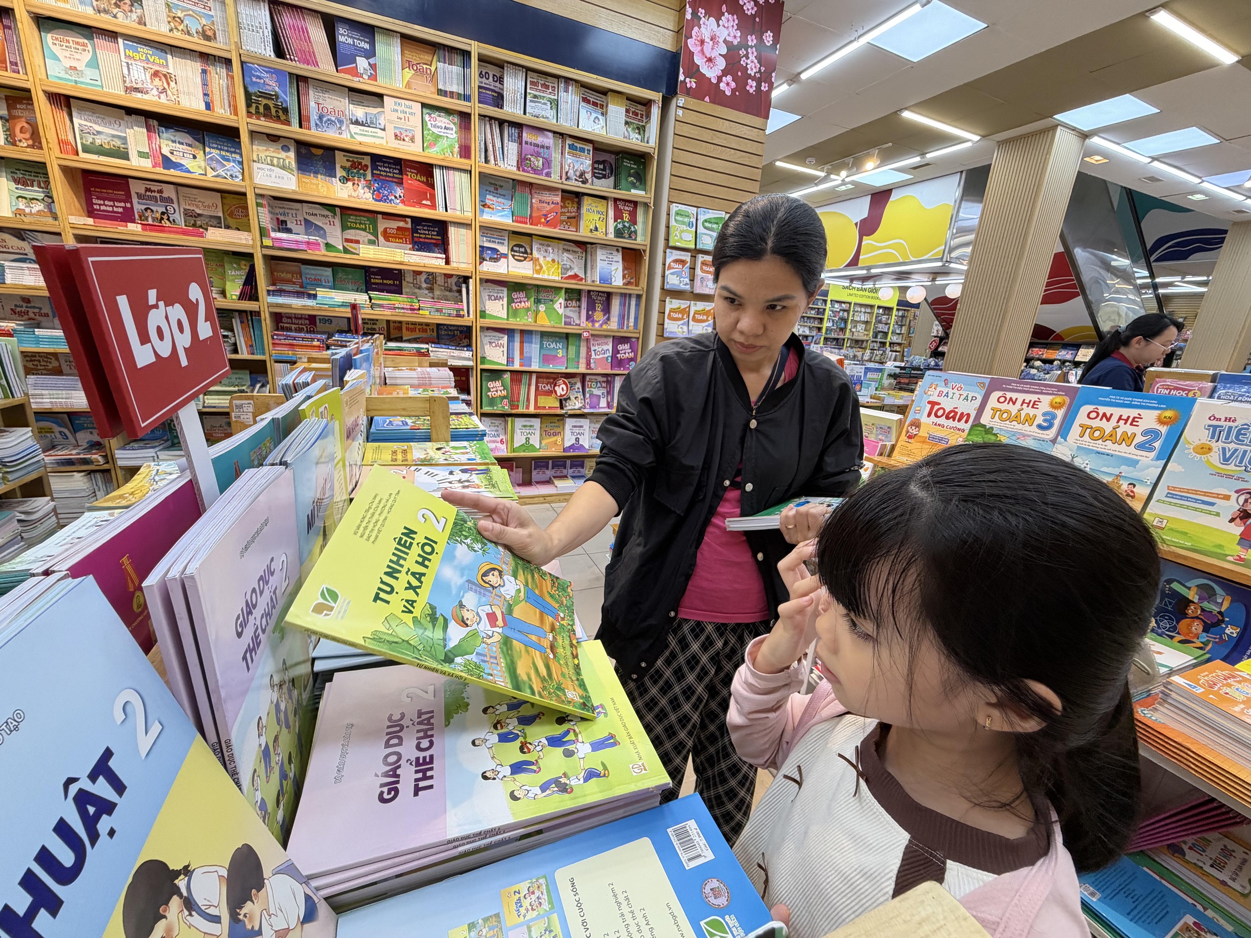 Đi ba nơi, phụ huynh TP.HCM vẫn chưa mua đủ bộ sách giáo khoa - Ảnh 2.