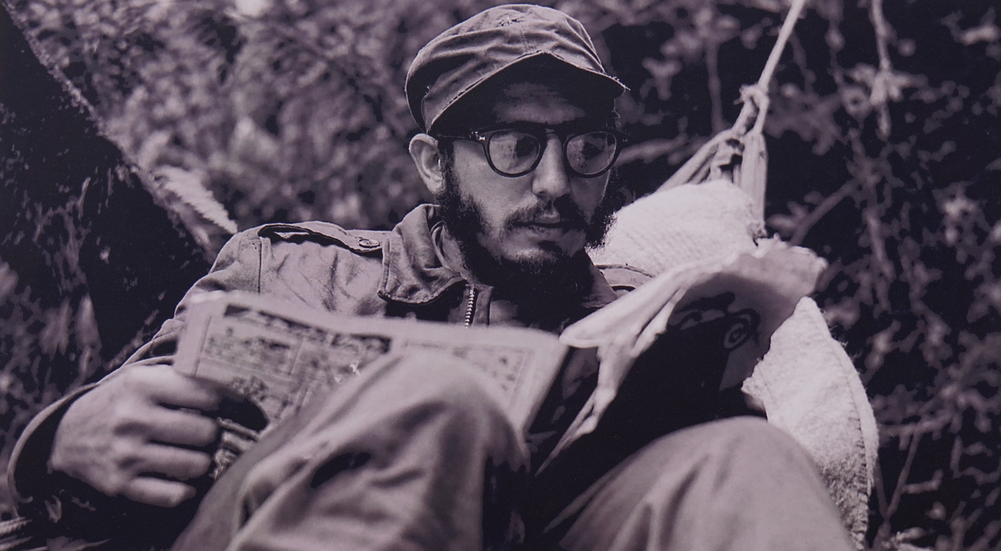 Những hình ảnh quý từ Cuba, Chủ tịch Fidel Castro chặt mía, đọc sách giữa núi rừng - Ảnh 1.