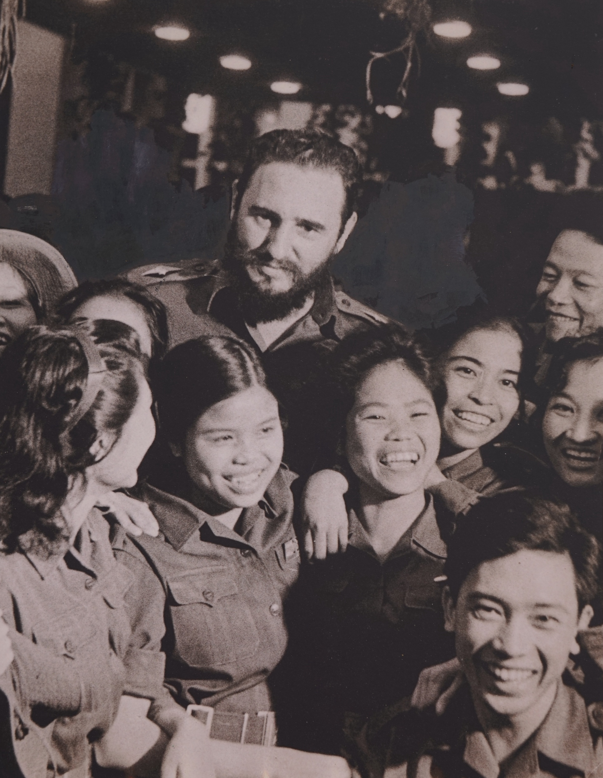 Những hình ảnh quý từ Cuba, Chủ tịch Fidel Castro chặt mía, đọc sách giữa núi rừng - Ảnh 3.