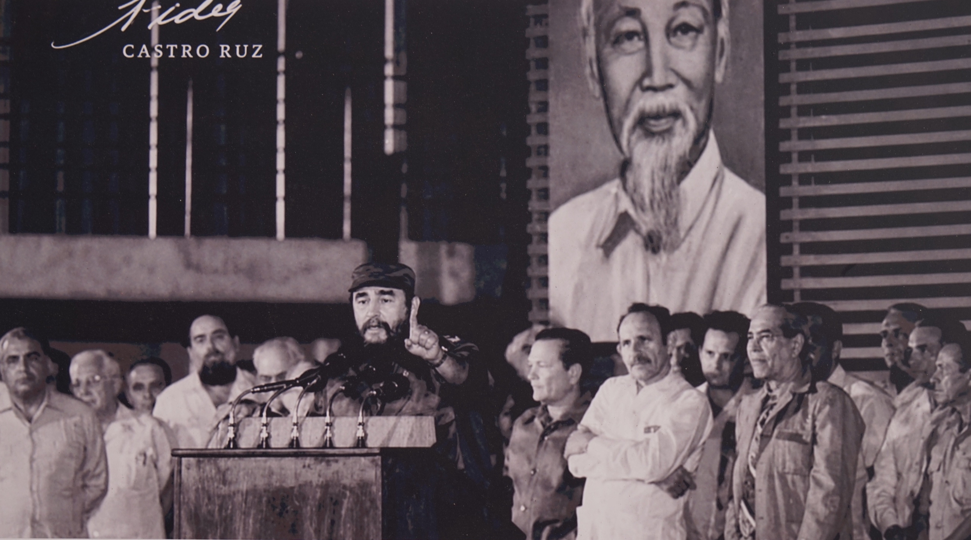 Những hình ảnh quý từ Cuba, Chủ tịch Fidel Castro chặt mía, đọc sách giữa núi rừng - Ảnh 4.