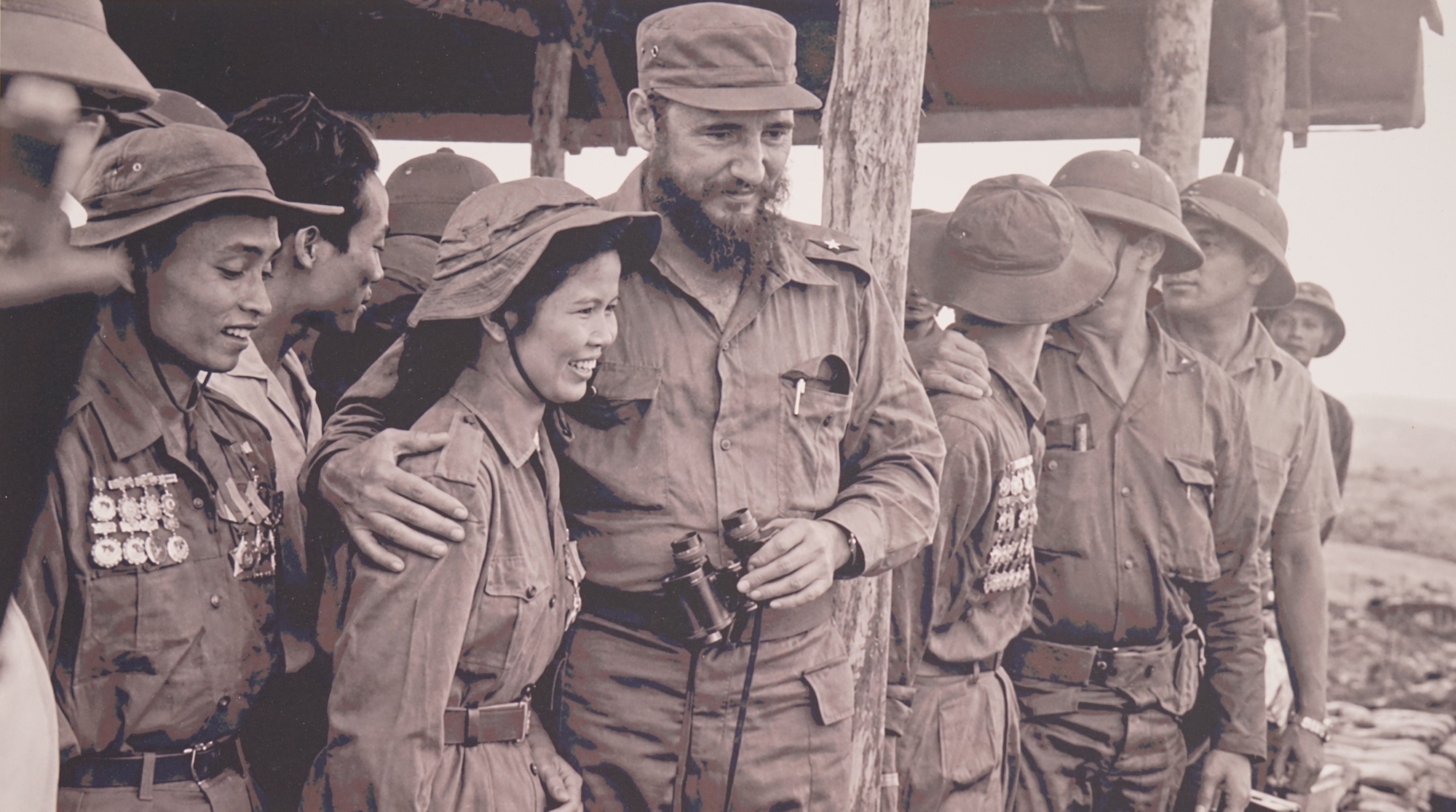 Những hình ảnh quý từ Cuba, Chủ tịch Fidel Castro chặt mía, đọc sách giữa núi rừng - Ảnh 6.