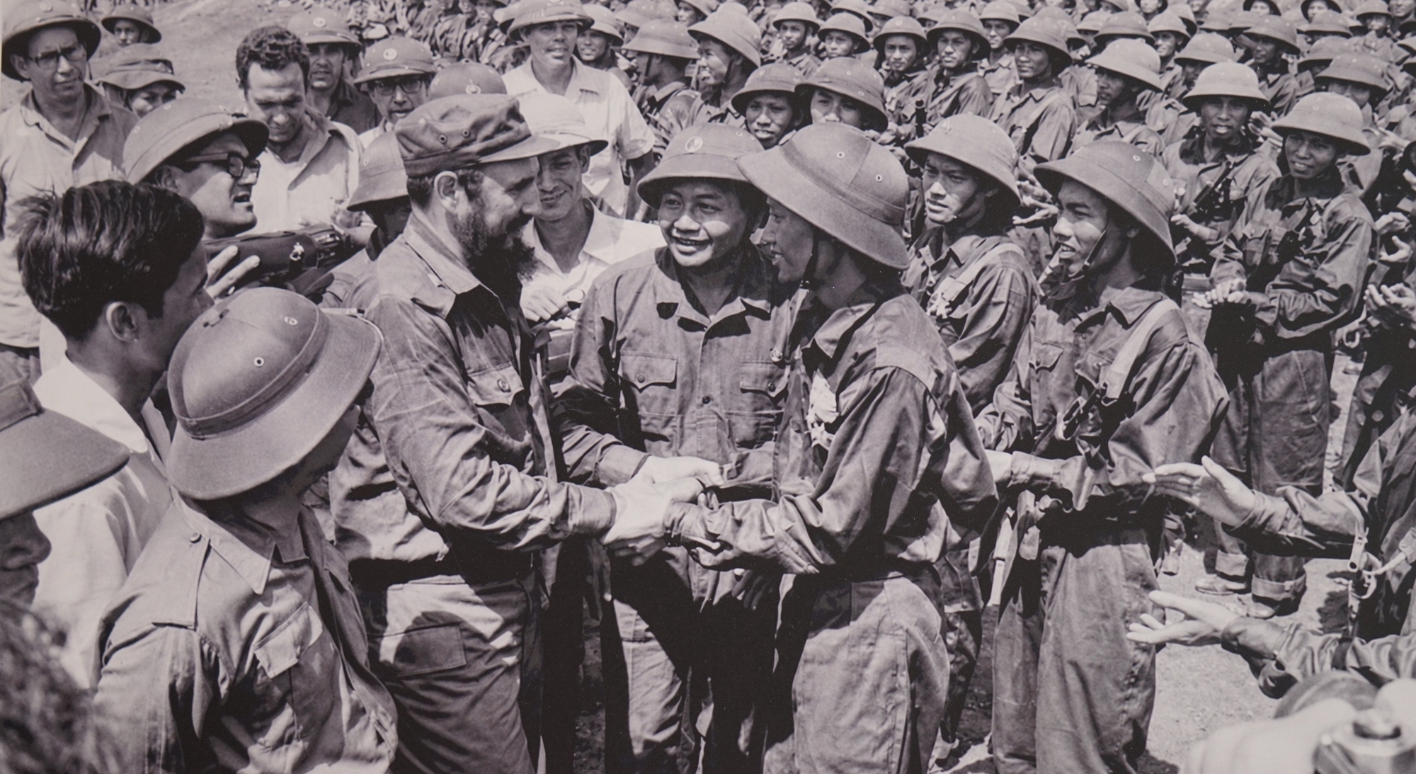 Những hình ảnh quý từ Cuba, Chủ tịch Fidel Castro chặt mía, đọc sách giữa núi rừng - Ảnh 7.