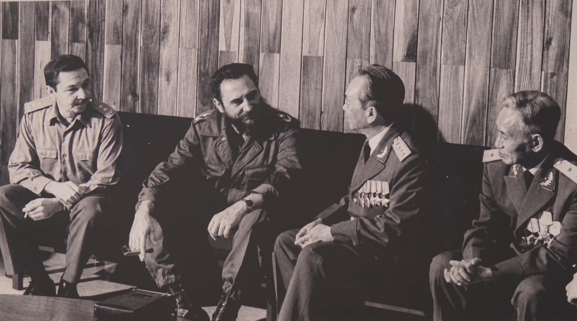 Những hình ảnh quý từ Cuba, Chủ tịch Fidel Castro chặt mía, đọc sách giữa núi rừng - Ảnh 10.