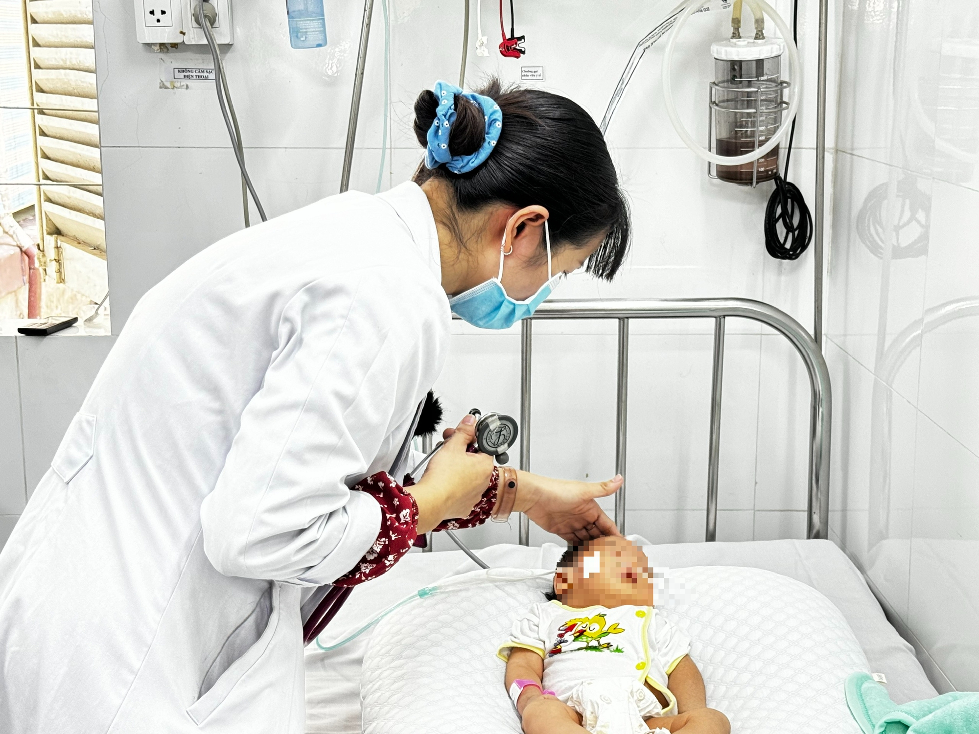 Bệnh viện TP.HCM 'trải thảm đỏ' tuyển hàng trăm bác sĩ, điều dưỡng, có nơi 60 người - Ảnh 1.