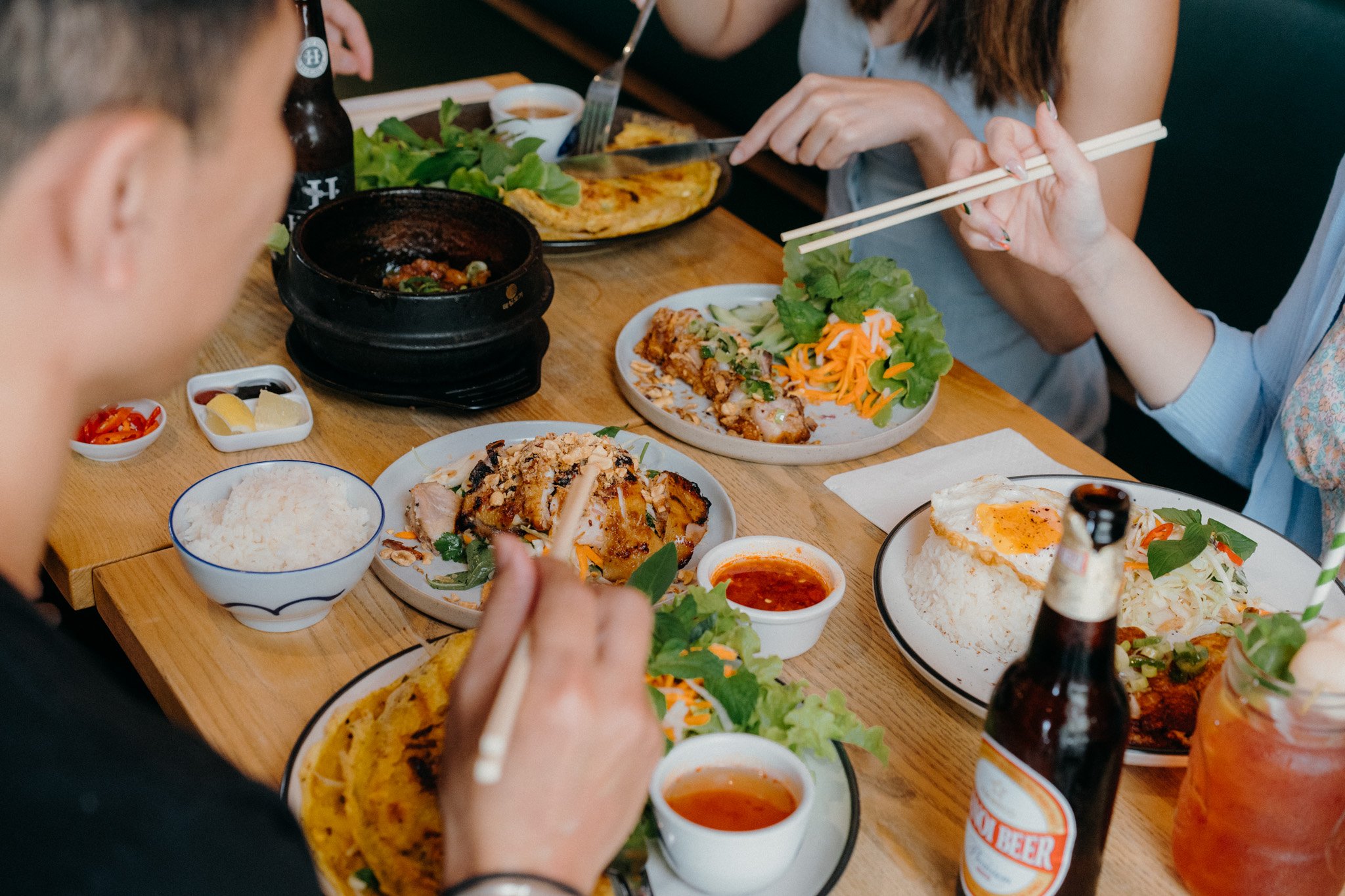 Bánh khọt, bò kho, cà ri vịt... món ăn Việt Nam trở thành trào lưu ở Úc - Ảnh 1.