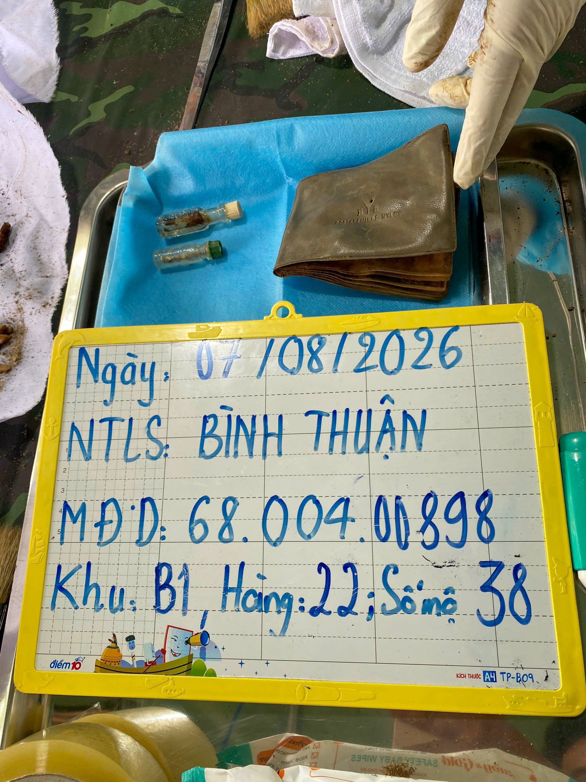 Bức chân dung tươi tắn của người lính tìm thấy ở mộ liệt sĩ - Ảnh 4.